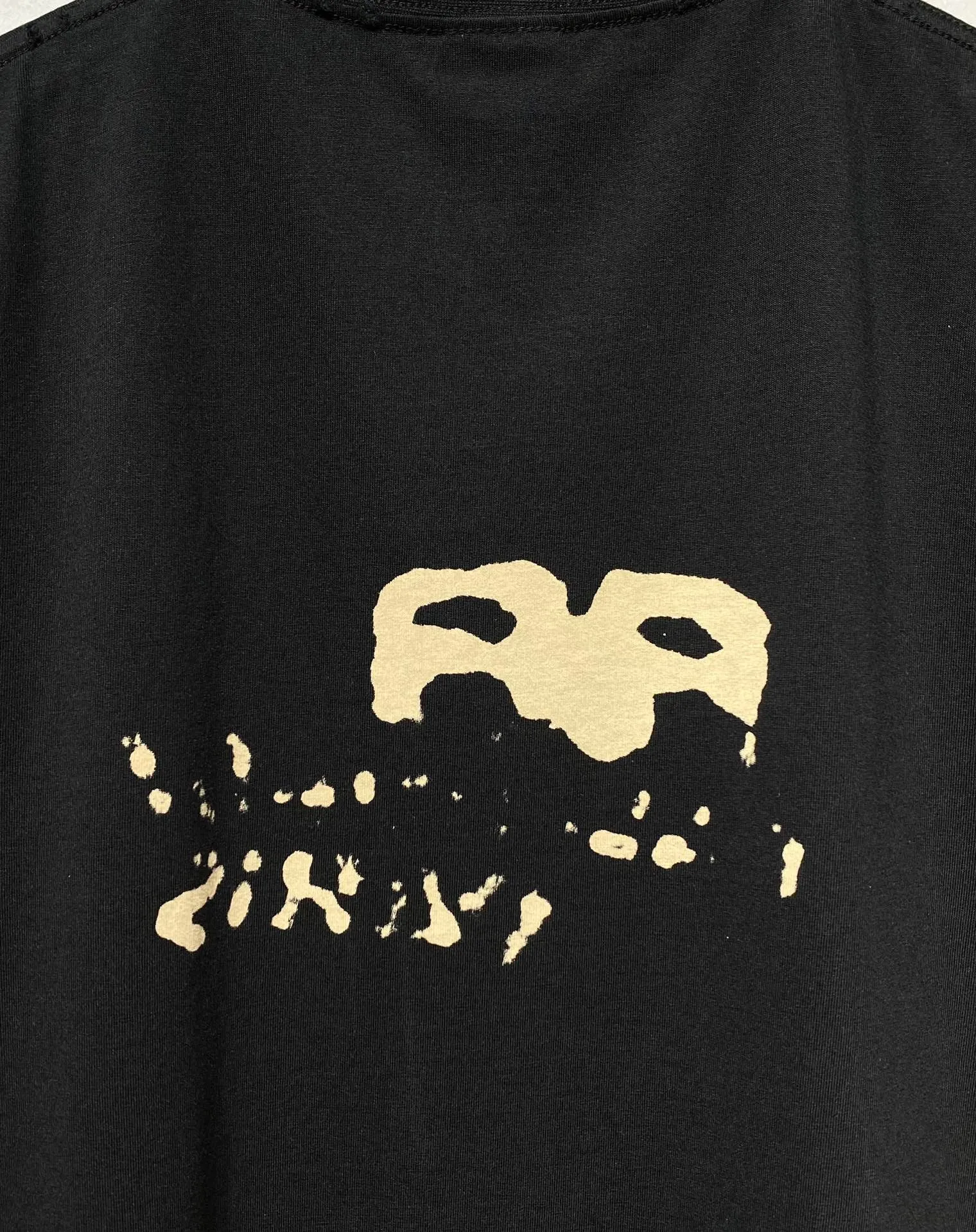 [New arrival] The top tested version of BALENCIAGA 23SS with graffiti letters for male and female couples, the same style pure cotton loose short-sleeved T-shirt. Super iconic colorful brand logo printed pattern. It is fresh and comfortable to match with sports shoes. Suitable for shopping and dating. When layered, it will look like a blogger. Low-key and tasteful. The original fabric is 280G, double-ply and double-yarn pure cotton fabric! Threads are custom-woven and dyed, no color difference, no pressure in and out of the counter, through-the-shoulder strapping process, increased washing life of clothes, no deformation, high-version digital printing process, no fading, bright colors, the same style as Internet celebrity stars, regardless of age, body shape, gender, super eye-catching, extremely fashionable, very comfortable to the touch, super texture, fashionable and individual, super versatile and good-looking, a must-have, better for couples Customized collar labels are washed, 100% different from fake versions on the market!  Color: Pink White Black Charcoal Gray Size: XS-L P:260