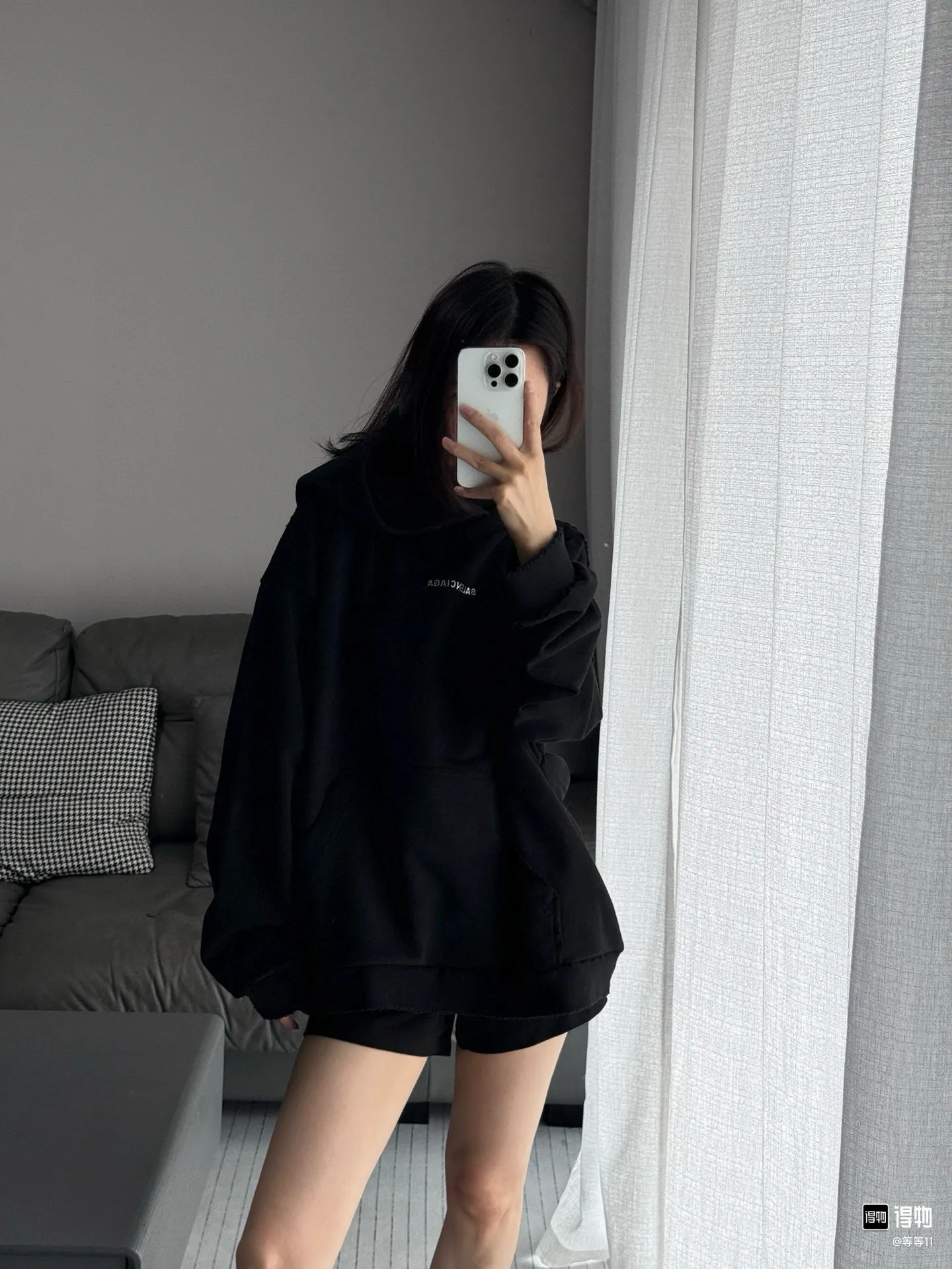 ♻️💯Reference model picture for the upper body❤️Top tested version of Balenciaga's new diamond-encrusted hooded sweatshirt ✅No.1 quality in this market Real ceiling quality ✅All original development drawings pay attention to details to avoid mixed sales of stolen pictures ✅Correct 260g custom-woven and dyed double yarn pure cotton fabric Custom-dyed threads have no color difference ✅Correct imported material printing Conley machine white ink direct injection process The letters are clear and three-dimensional, firm and will not fall off ✅Overweight craftsmanship The original version is the same. Different from the market currency, here is an explanation why mine is a little more expensive than others. 1. It seems to be a simple printing or embroidery, but it is not simple at all. 10000% imported machine restoration is not just a lip service. You are welcome to compare with peers. 2. Each model is produced by the company. The details of the workmanship and fabrics are consistent with the original ones. There is no color difference between the guarantee and the counter. Reproduction is not scary. Whoever is fake is embarrassed. It’s not shameful to make a replica, it’s shameful if you can’t buy the correct version if you make a replica. 3. Note that the threaded collars are all original collars of certain countries and regions, with high wrapping. The width of the neckline and cabinets are accurate to the millimeter. Thick necklines are not easy to deform. The collars of high-end products are all restored cabinets. They are different from the big collars in the world. Ordinary garbage short-sleeves are printed with a print. The clavicle of the upper body is exposed. Please be patient. Customers who have bought genuine products or have seen genuine products will come back to place orders again. This is quality. This is quality. 4. Different styles of washed wheat main wheat, including imported wheat, have different colors and codes. Really restore the counter. As we all know, Balenciaga has different English or different colors on the collar labels of each quarter. This distinguishes the fast food products with the same common main wheat washed wheat. 5. Pay attention to the workmanship. The stitching at the neckline has no folds, smooth and natural without overlapping lines, and truly restores this. This is something that many people cannot do. 6. The fabric is made of 260g Paris-specific double yarn. No one can make better fabrics than my family. There's really no way to compare it with the ordinary version on the market. Respect it. It's genuine and costs thousands of dollars anyway. Don't buy street stalls. Quality 7. The workmanship is fully restored. The packaging is fully restored. The cost is huge. 8. I guarantee here that this is the highest quality you can find. Size: Xs-L P: 480 Color: Black