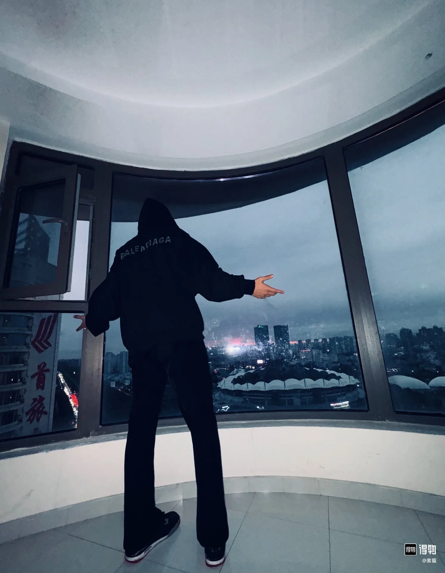 ♻️💯Reference model picture for the upper body❤️Top tested version of Balenciaga's new diamond-encrusted hooded sweatshirt ✅No.1 quality in this market Real ceiling quality ✅All original development drawings pay attention to details to avoid mixed sales of stolen pictures ✅Correct 260g custom-woven and dyed double yarn pure cotton fabric Custom-dyed threads have no color difference ✅Correct imported material printing Conley machine white ink direct injection process The letters are clear and three-dimensional, firm and will not fall off ✅Overweight craftsmanship The original version is the same. Different from the market currency, here is an explanation why mine is a little more expensive than others. 1. It seems to be a simple printing or embroidery, but it is not simple at all. 10000% imported machine restoration is not just a lip service. You are welcome to compare with peers. 2. Each model is produced by the company. The details of the workmanship and fabrics are consistent with the original ones. There is no color difference between the guarantee and the counter. Reproduction is not scary. Whoever is fake is embarrassed. It’s not shameful to make a replica, it’s shameful if you can’t buy the correct version if you make a replica. 3. Note that the threaded collars are all original collars of certain countries and regions, with high wrapping. The width of the neckline and cabinets are accurate to the millimeter. Thick necklines are not easy to deform. The collars of high-end products are all restored cabinets. They are different from the big collars in the world. Ordinary garbage short-sleeves are printed with a print. The clavicle of the upper body is exposed. Please be patient. Customers who have bought genuine products or have seen genuine products will come back to place orders again. This is quality. This is quality. 4. Different styles of washed wheat main wheat, including imported wheat, have different colors and codes. Really restore the counter. As we all know, Balenciaga has different English or different colors on the collar labels of each quarter. This distinguishes the fast food products with the same common main wheat washed wheat. 5. Pay attention to the workmanship. The stitching at the neckline has no folds, smooth and natural without overlapping lines, and truly restores this. This is something that many people cannot do. 6. The fabric is made of 260g Paris-specific double yarn. No one can make better fabrics than my family. There's really no way to compare it with the ordinary version on the market. Respect it. It's genuine and costs thousands of dollars anyway. Don't buy street stalls. Quality 7. The workmanship is fully restored. The packaging is fully restored. The cost is huge. 8. I guarantee here that this is the highest quality you can find. Size: Xs-L P: 480 Color: Black