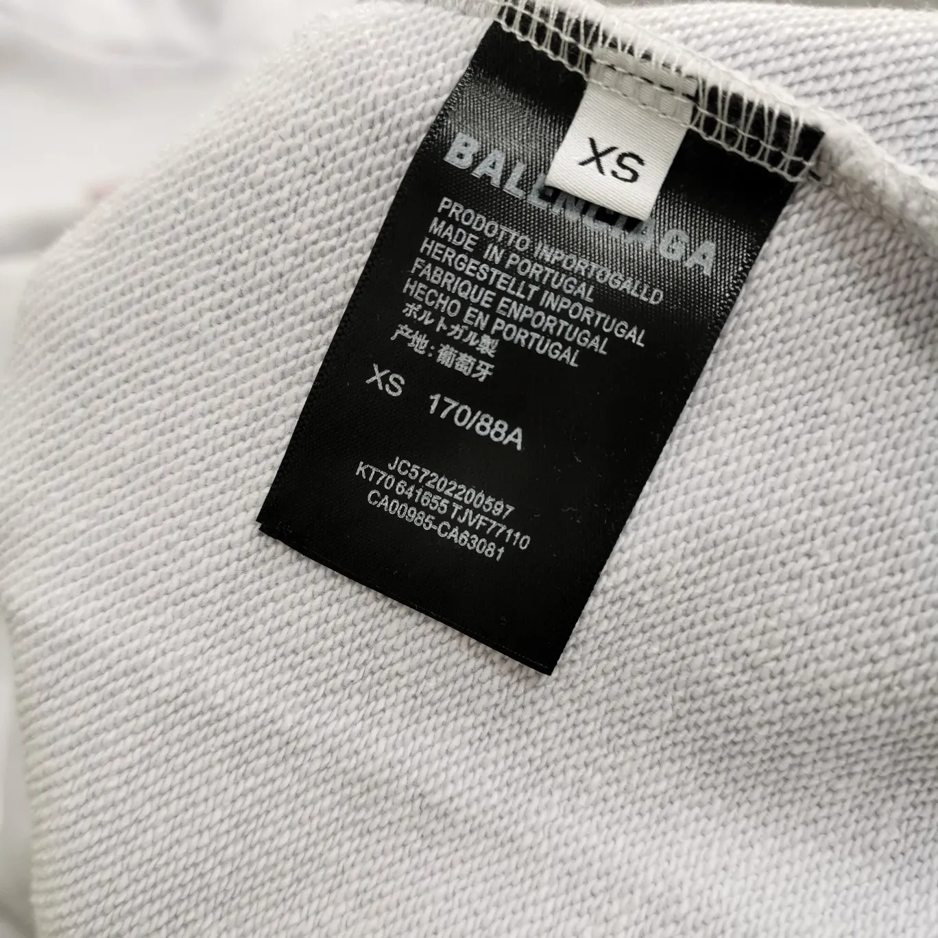 Additional details——Spring and autumn top tested version BALENCIAGA 90% 10% colorful burst pattern printed hooded sweatshirt for male and female couples stars. The front panel is printed with glue bursting effect. Imported transparent paste is used to scrape the bottom to make the printed cracking feel even. You don’t have to worry about it falling off, as long as it’s not violently machine washed (it’s no problem at all to wash and dry it). The hem is artificially embellished with hand-painted prints, creating a French messy graffiti style! All holes on the body are manually worn and positioned. The holes are even and won't affect the overall structure of the clothes, and they won't get bigger with washing! The fabric is made of 480g cotton terry fabric, brand new, washed, and labeled. zp consistent synchronization. Size: XS-L Color: Silver P:440
