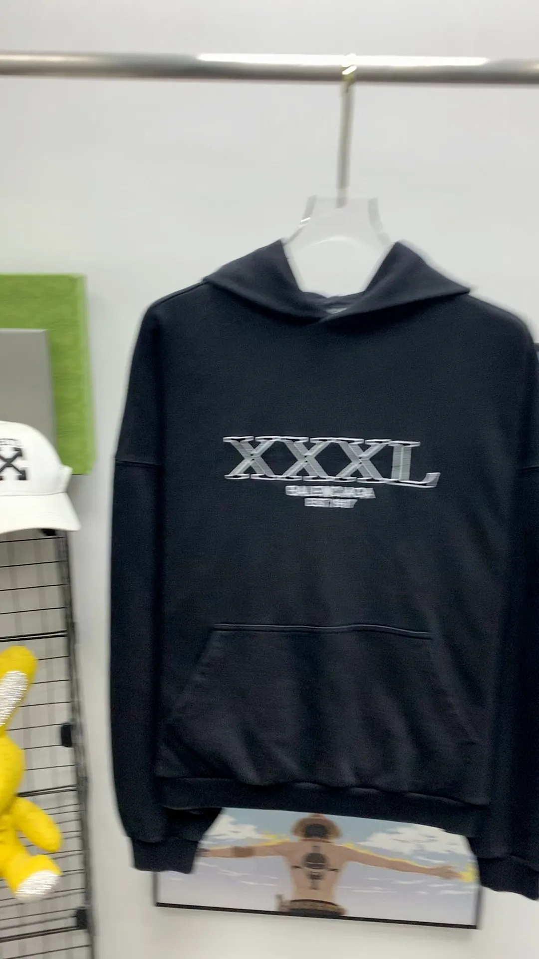 Frontal real-shot video————The top version of Balenciaga BALENCIAGA’s new XXXL letter embroidery, the latest hooded sweatshirt for male and female couples stars - using imported Tajima 10w needle machine embroidery, high-density embroidery letter hemming technology, full details and no tails, clear letters and no connections‼ ️ - BLCG's latest fashion series, Jay Chou's same upper body, new styles are released every year. The washed black color is a new color this year. I didn't hesitate to buy it when I saw it. The upper body looks white. I love this color!  -Full set of 1:1 customized accessories + Sydney paper with logo + new version of handbags at the counter + three standard products for large products + original hangtag -The webbing on the back collar extends to the shoulder for reinforcement, and the stitches are dropped at the joint. Imported elliptical machine, imported glue technology, overall printing without teeth, 32s480g double yarn combed cotton fabric, the fabric is made of 480g Color: washed black Size: XS-L P:470