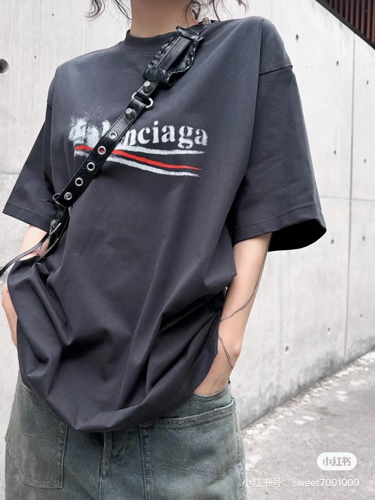 🎀Hot model pictures🎀Top verified version BALENCIAGA/Balenciaga 2024 SS classic Coke wave graffiti printed short-sleeved T-shirt ✅No.1 quality in this market Real ceiling quality ✅All original development attention to detail pictures to avoid stolen pictures from merchants ✅Correct 260g fixed-dyed double yarn fabric Precision printing screen ✅Correct imported material printing Dot direct injection process Letters are clear and three-dimensional, firm and not falling off ✅Thread fixed dyeing without color difference Overweight craftsmanship, different market currency. Here is an explanation of why mine is a little more expensive than others, 1. It seems to be simple printing or embroidery, but it is not simple at all. 10000% imported machine restoration is not just lip service. Welcome to compare with peers. 2. Each model is produced by the company. The details of the workmanship and fabrics are consistent with the original ones. It is guaranteed to have no color difference with the counters. Re-engraving is not scary. Whoever is fake is embarrassed. It’s not shameful to make a replica, it’s shameful if you can’t buy the correct version if you make a replica. 3. Note that the threaded collars are all original collars of certain countries and regions, with high wrapping. The width of the neckline and cabinets are accurate to the millimeter. Thick necklines are not easy to deform. The collars of high-end products are all restored cabinets. They are different from the big collars in the world. Ordinary garbage short-sleeves are printed with a print. The clavicle of the upper body is exposed. Please be patient. Customers who have bought genuine products or have seen genuine products will come back to place orders again. This is quality. This is quality. 4. Different styles of washed wheat main wheat, including imported wheat, have different colors and codes. Really restore the counter. As we all know, Balenciaga has different English or different colors on the collar labels of each quarter. This distinguishes the fast food products with the same common main wheat washed wheat. 5. Pay attention to the workmanship. The stitching at the neckline has no folds, smooth and natural without overlapping lines, and truly restores this. This is something that many people cannot do. 6. The fabric is made of 260g Paris-specific double yarn. No one can make better fabrics than my family. There is really no way to compare with the ordinary version on the market. Respect it. It is genuine and costs several thousand yuan. Don’t go for the quality of street stall products. 7. The workmanship is fully restored and the packaging is fully restored. The cost is huge. 8. I guarantee here that this is the highest quality you can find. Size: XS--L Color black P: 260