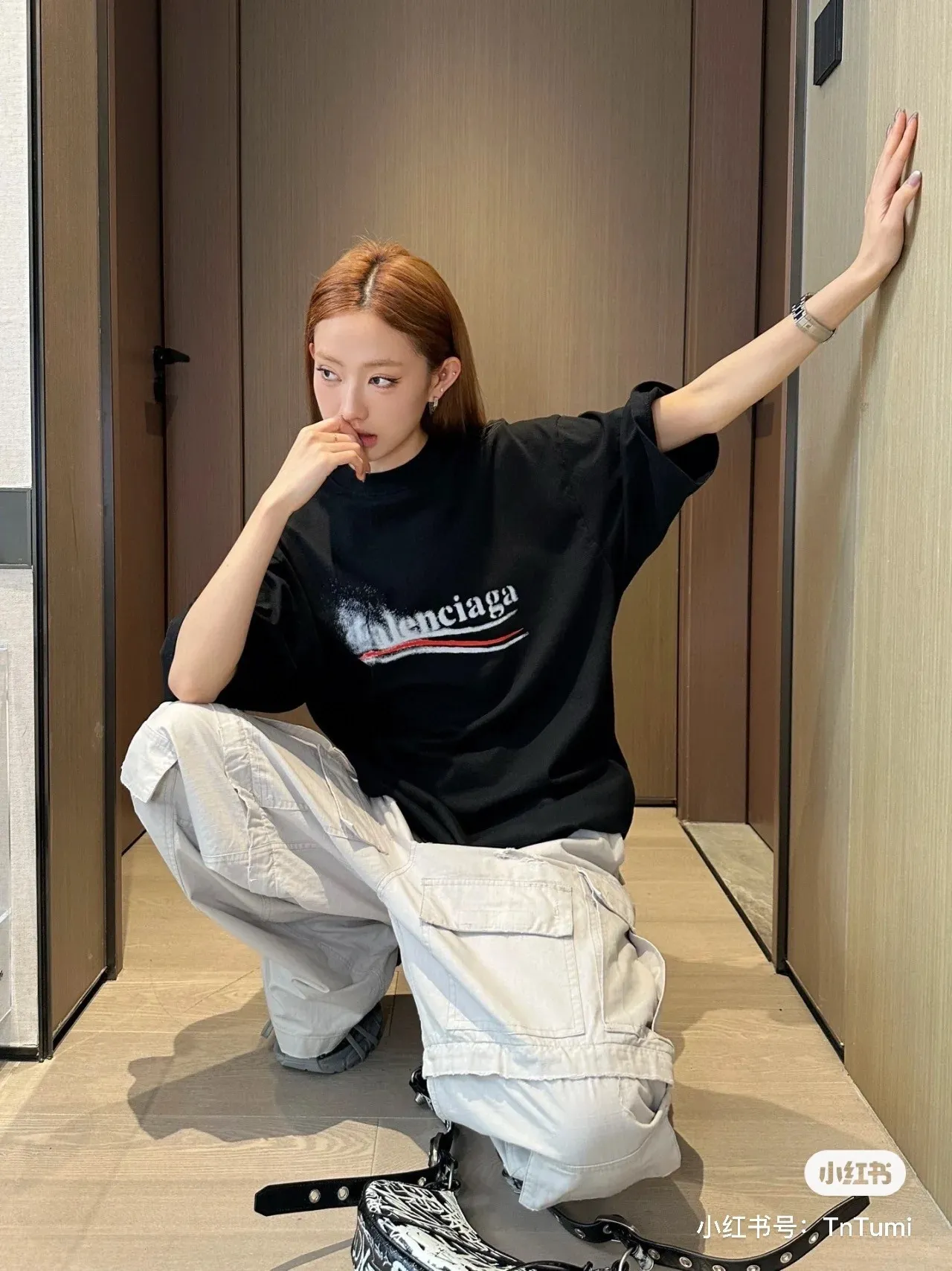 🎀Hot model pictures🎀Top verified version BALENCIAGA/Balenciaga 2024 SS classic Coke wave graffiti printed short-sleeved T-shirt ✅No.1 quality in this market Real ceiling quality ✅All original development attention to detail pictures to avoid stolen pictures from merchants ✅Correct 260g fixed-dyed double yarn fabric Precision printing screen ✅Correct imported material printing Dot direct injection process Letters are clear and three-dimensional, firm and not falling off ✅Thread fixed dyeing without color difference Overweight craftsmanship, different market currency. Here is an explanation of why mine is a little more expensive than others, 1. It seems to be simple printing or embroidery, but it is not simple at all. 10000% imported machine restoration is not just lip service. Welcome to compare with peers. 2. Each model is produced by the company. The details of the workmanship and fabrics are consistent with the original ones. It is guaranteed to have no color difference with the counters. Re-engraving is not scary. Whoever is fake is embarrassed. It’s not shameful to make a replica, it’s shameful if you can’t buy the correct version if you make a replica. 3. Note that the threaded collars are all original collars of certain countries and regions, with high wrapping. The width of the neckline and cabinets are accurate to the millimeter. Thick necklines are not easy to deform. The collars of high-end products are all restored cabinets. They are different from the big collars in the world. Ordinary garbage short-sleeves are printed with a print. The clavicle of the upper body is exposed. Please be patient. Customers who have bought genuine products or have seen genuine products will come back to place orders again. This is quality. This is quality. 4. Different styles of washed wheat main wheat, including imported wheat, have different colors and codes. Really restore the counter. As we all know, Balenciaga has different English or different colors on the collar labels of each quarter. This distinguishes the fast food products with the same common main wheat washed wheat. 5. Pay attention to the workmanship. The stitching at the neckline has no folds, smooth and natural without overlapping lines, and truly restores this. This is something that many people cannot do. 6. The fabric is made of 260g Paris-specific double yarn. No one can make better fabrics than my family. There is really no way to compare with the ordinary version on the market. Respect it. It is genuine and costs several thousand yuan. Don’t go for the quality of street stall products. 7. The workmanship is fully restored and the packaging is fully restored. The cost is huge. 8. I guarantee here that this is the highest quality you can find. Size: XS--L Color black P: 260