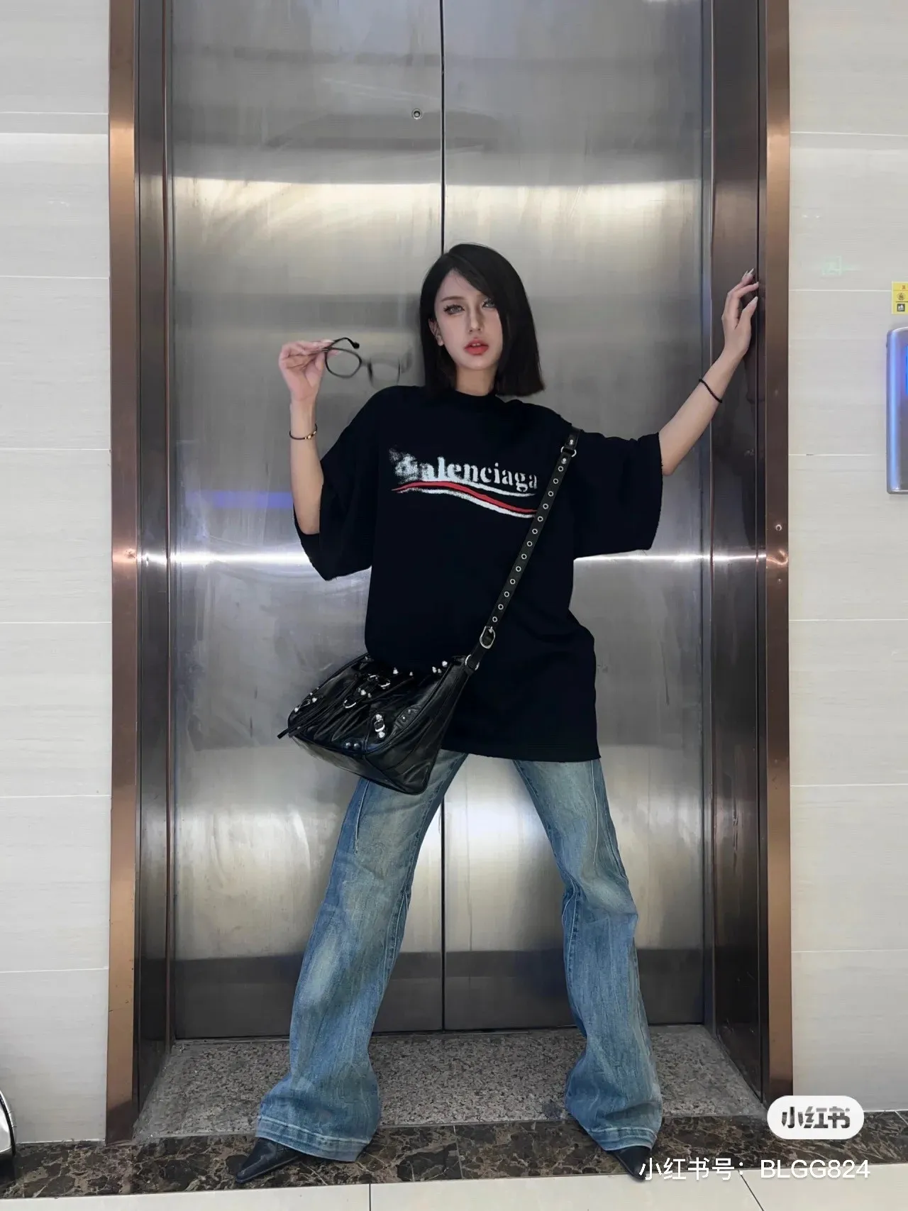 🎀Hot model pictures🎀Top verified version BALENCIAGA/Balenciaga 2024 SS classic Coke wave graffiti printed short-sleeved T-shirt ✅No.1 quality in this market Real ceiling quality ✅All original development attention to detail pictures to avoid stolen pictures from merchants ✅Correct 260g fixed-dyed double yarn fabric Precision printing screen ✅Correct imported material printing Dot direct injection process Letters are clear and three-dimensional, firm and not falling off ✅Thread fixed dyeing without color difference Overweight craftsmanship, different market currency. Here is an explanation of why mine is a little more expensive than others, 1. It seems to be simple printing or embroidery, but it is not simple at all. 10000% imported machine restoration is not just lip service. Welcome to compare with peers. 2. Each model is produced by the company. The details of the workmanship and fabrics are consistent with the original ones. It is guaranteed to have no color difference with the counters. Re-engraving is not scary. Whoever is fake is embarrassed. It’s not shameful to make a replica, it’s shameful if you can’t buy the correct version if you make a replica. 3. Note that the threaded collars are all original collars of certain countries and regions, with high wrapping. The width of the neckline and cabinets are accurate to the millimeter. Thick necklines are not easy to deform. The collars of high-end products are all restored cabinets. They are different from the big collars in the world. Ordinary garbage short-sleeves are printed with a print. The clavicle of the upper body is exposed. Please be patient. Customers who have bought genuine products or have seen genuine products will come back to place orders again. This is quality. This is quality. 4. Different styles of washed wheat main wheat, including imported wheat, have different colors and codes. Really restore the counter. As we all know, Balenciaga has different English or different colors on the collar labels of each quarter. This distinguishes the fast food products with the same common main wheat washed wheat. 5. Pay attention to the workmanship. The stitching at the neckline has no folds, smooth and natural without overlapping lines, and truly restores this. This is something that many people cannot do. 6. The fabric is made of 260g Paris-specific double yarn. No one can make better fabrics than my family. There is really no way to compare with the ordinary version on the market. Respect it. It is genuine and costs several thousand yuan. Don’t go for the quality of street stall products. 7. The workmanship is fully restored and the packaging is fully restored. The cost is huge. 8. I guarantee here that this is the highest quality you can find. Size: XS--L Color black P: 260