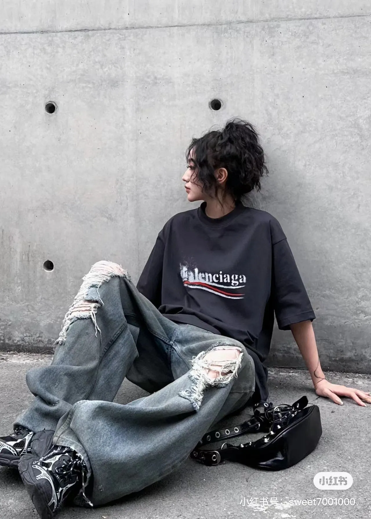 🎀Hot model pictures🎀Top verified version BALENCIAGA/Balenciaga 2024 SS classic Coke wave graffiti printed short-sleeved T-shirt ✅No.1 quality in this market Real ceiling quality ✅All original development attention to detail pictures to avoid stolen pictures from merchants ✅Correct 260g fixed-dyed double yarn fabric Precision printing screen ✅Correct imported material printing Dot direct injection process Letters are clear and three-dimensional, firm and not falling off ✅Thread fixed dyeing without color difference Overweight craftsmanship, different market currency. Here is an explanation of why mine is a little more expensive than others, 1. It seems to be simple printing or embroidery, but it is not simple at all. 10000% imported machine restoration is not just lip service. Welcome to compare with peers. 2. Each model is produced by the company. The details of the workmanship and fabrics are consistent with the original ones. It is guaranteed to have no color difference with the counters. Re-engraving is not scary. Whoever is fake is embarrassed. It’s not shameful to make a replica, it’s shameful if you can’t buy the correct version if you make a replica. 3. Note that the threaded collars are all original collars of certain countries and regions, with high wrapping. The width of the neckline and cabinets are accurate to the millimeter. Thick necklines are not easy to deform. The collars of high-end products are all restored cabinets. They are different from the big collars in the world. Ordinary garbage short-sleeves are printed with a print. The clavicle of the upper body is exposed. Please be patient. Customers who have bought genuine products or have seen genuine products will come back to place orders again. This is quality. This is quality. 4. Different styles of washed wheat main wheat, including imported wheat, have different colors and codes. Really restore the counter. As we all know, Balenciaga has different English or different colors on the collar labels of each quarter. This distinguishes the fast food products with the same common main wheat washed wheat. 5. Pay attention to the workmanship. The stitching at the neckline has no folds, smooth and natural without overlapping lines, and truly restores this. This is something that many people cannot do. 6. The fabric is made of 260g Paris-specific double yarn. No one can make better fabrics than my family. There is really no way to compare with the ordinary version on the market. Respect it. It is genuine and costs several thousand yuan. Don’t go for the quality of street stall products. 7. The workmanship is fully restored and the packaging is fully restored. The cost is huge. 8. I guarantee here that this is the highest quality you can find. Size: XS--L Color black P: 260