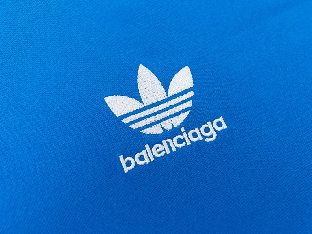 🅿️186 Detailed picture [Top version. Official website quality] BALENCI*GA/Paris co-branded Adidas Adidas clover three-stripe LOGO embroidered short-sleeved T-shirt# The fabric is made of Paris ZP custom-woven and dyed cotton double yarn. Weighing 260 grams, the cloth surface is clean. The cloth pattern is clear, soft and comfortable. The threads are dyed with no color difference. The classic pattern embroidery uses imported embroidery, and the letters are clear, three-dimensional and without rough edges. Jubie market produces pictures based on pictures. Welcome to compare. The version adopts OS loose shoulder design. Same style for men and women. Coding: BL223018 Color: black, white, blue, pink, red, royal blue Size: XS to L