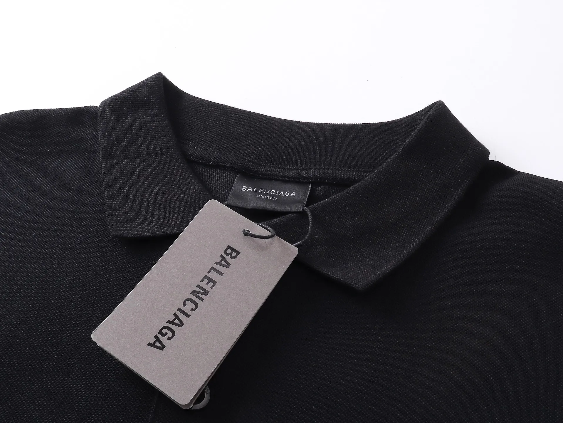 🅿️220 Real photos [Top version. Official website quality] BALENCI*GA/Paris #2025 new Paris letter LOGO embroidered POLO shirt, full of design, welcome to compare. The fabric is made of Paris ZP custom-woven and dyed cotton pique, with a weight of 260 grams. The cloth surface is clean. The cloth pattern is clear, soft and comfortable. The threads are woven and dyed with no color difference. The embroidered LOGO is embroidered using imported Tajima embroidery machine. The effect is three-dimensional. Restore the brick cabinet, adopt OS loose shoulder style. Same style for men and women. Coding: BL252218 Color: black, white Size: XS S M L