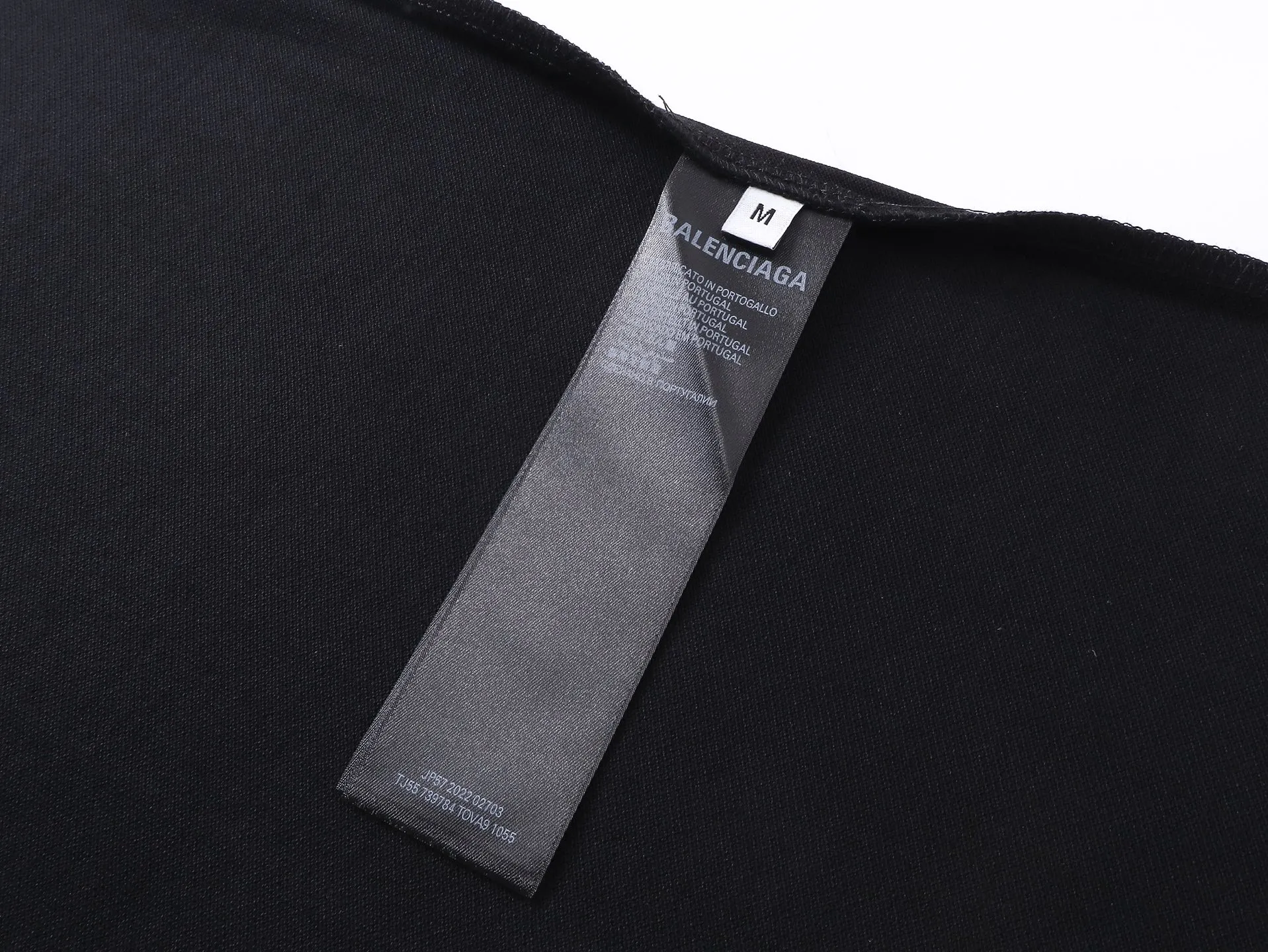 🅿️220 Real photos [Top version. Official website quality] BALENCI*GA/Paris #2025 new Paris letter LOGO embroidered POLO shirt, full of design, welcome to compare. The fabric is made of Paris ZP custom-woven and dyed cotton pique, with a weight of 260 grams. The cloth surface is clean. The cloth pattern is clear, soft and comfortable. The threads are woven and dyed with no color difference. The embroidered LOGO is embroidered using imported Tajima embroidery machine. The effect is three-dimensional. Restore the brick cabinet, adopt OS loose shoulder style. Same style for men and women. Coding: BL252218 Color: black, white Size: XS S M L