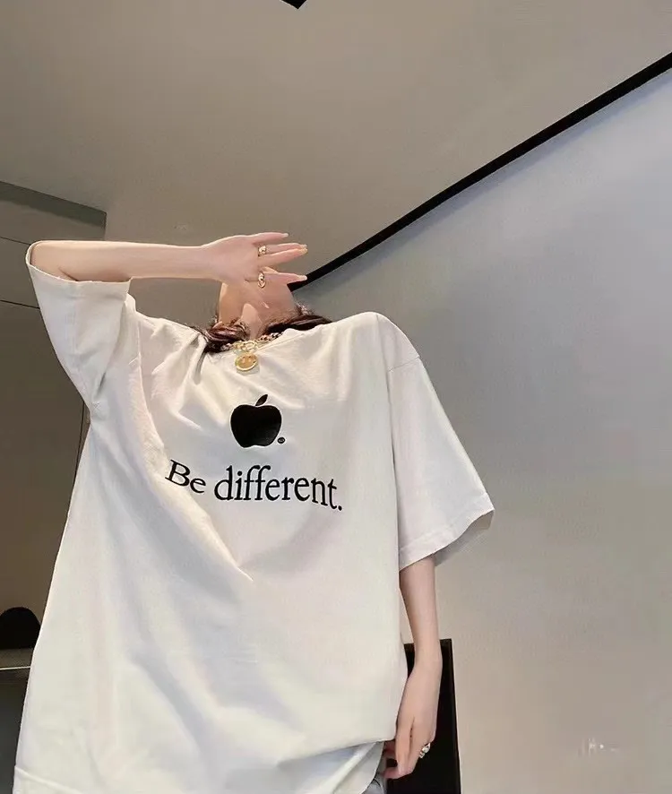 ♻️💯Upper body reference model picture❤️Top version Balenciaga BALENCIAGA new BeDifferent series Apple logo embroidered letters Milk white male and female couple star same style pure cotton bottoming short-sleeved T-shirt - Using imported Tajima 10w needle machine embroidery High-density embroidered letter hemming technology Full details without tails Clear letters without connections‼ ️ - It took no less than dozens of light embroidery needle adjustments to achieve this satisfactory effect. Imported embroidery thread distinguishes the difference between low-end market and original version! -BLCG's latest Bedifferent series. You are unique and different from others. Always be yourself! New models are released every year. The milky white color is the new color this year. I didn’t hesitate to buy it as soon as I saw it. My upper body looks whiter. I love this color so much!  A full set of 1:1 customized accessories + Sydney paper with logo + new version of handbag at the counter + three labels for large products + Yuan version hangtag‼ ️ (PS: Each piece comes with a counter handbag. Due to the high cost, handbags are no longer provided for after-sales code changes. Please understand) The webbing on the back neck extends to the shoulder for reinforcement. The stitching is downturned at the joint. Imported elliptical machine with imported glue technology. Overall printing without tooth edges. 32s280g double yarn combed. Color: Milky white. Washed black. Size: XS-L P:250