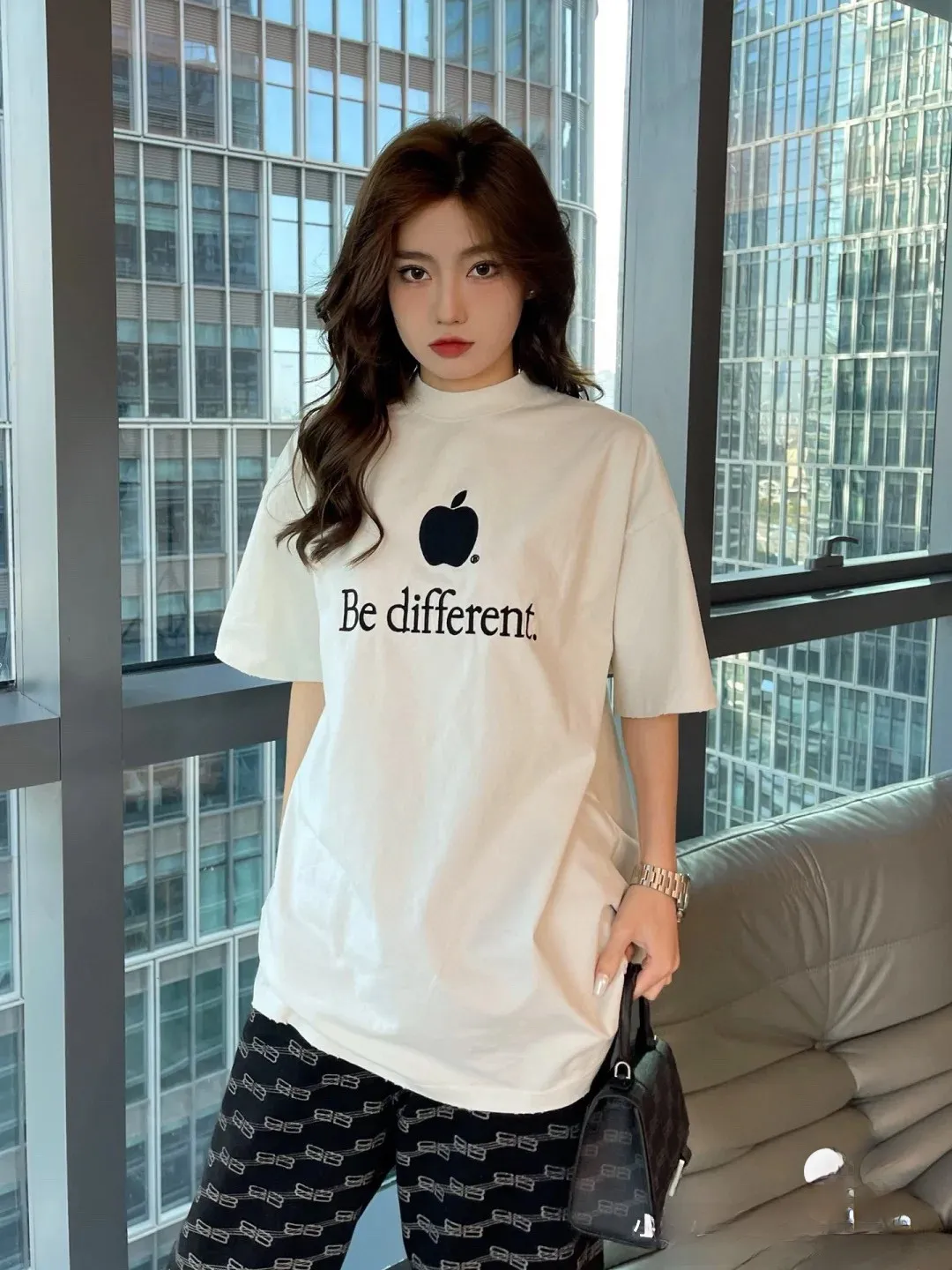 ♻️💯Upper body reference model picture❤️Top version Balenciaga BALENCIAGA new BeDifferent series Apple logo embroidered letters Milk white male and female couple star same style pure cotton bottoming short-sleeved T-shirt - Using imported Tajima 10w needle machine embroidery High-density embroidered letter hemming technology Full details without tails Clear letters without connections‼ ️ - It took no less than dozens of light embroidery needle adjustments to achieve this satisfactory effect. Imported embroidery thread distinguishes the difference between low-end market and original version! -BLCG's latest Bedifferent series. You are unique and different from others. Always be yourself! New models are released every year. The milky white color is the new color this year. I didn’t hesitate to buy it as soon as I saw it. My upper body looks whiter. I love this color so much!  A full set of 1:1 customized accessories + Sydney paper with logo + new version of handbag at the counter + three labels for large products + Yuan version hangtag‼ ️ (PS: Each piece comes with a counter handbag. Due to the high cost, handbags are no longer provided for after-sales code changes. Please understand) The webbing on the back neck extends to the shoulder for reinforcement. The stitching is downturned at the joint. Imported elliptical machine with imported glue technology. Overall printing without tooth edges. 32s280g double yarn combed. Color: Milky white. Washed black. Size: XS-L P:250