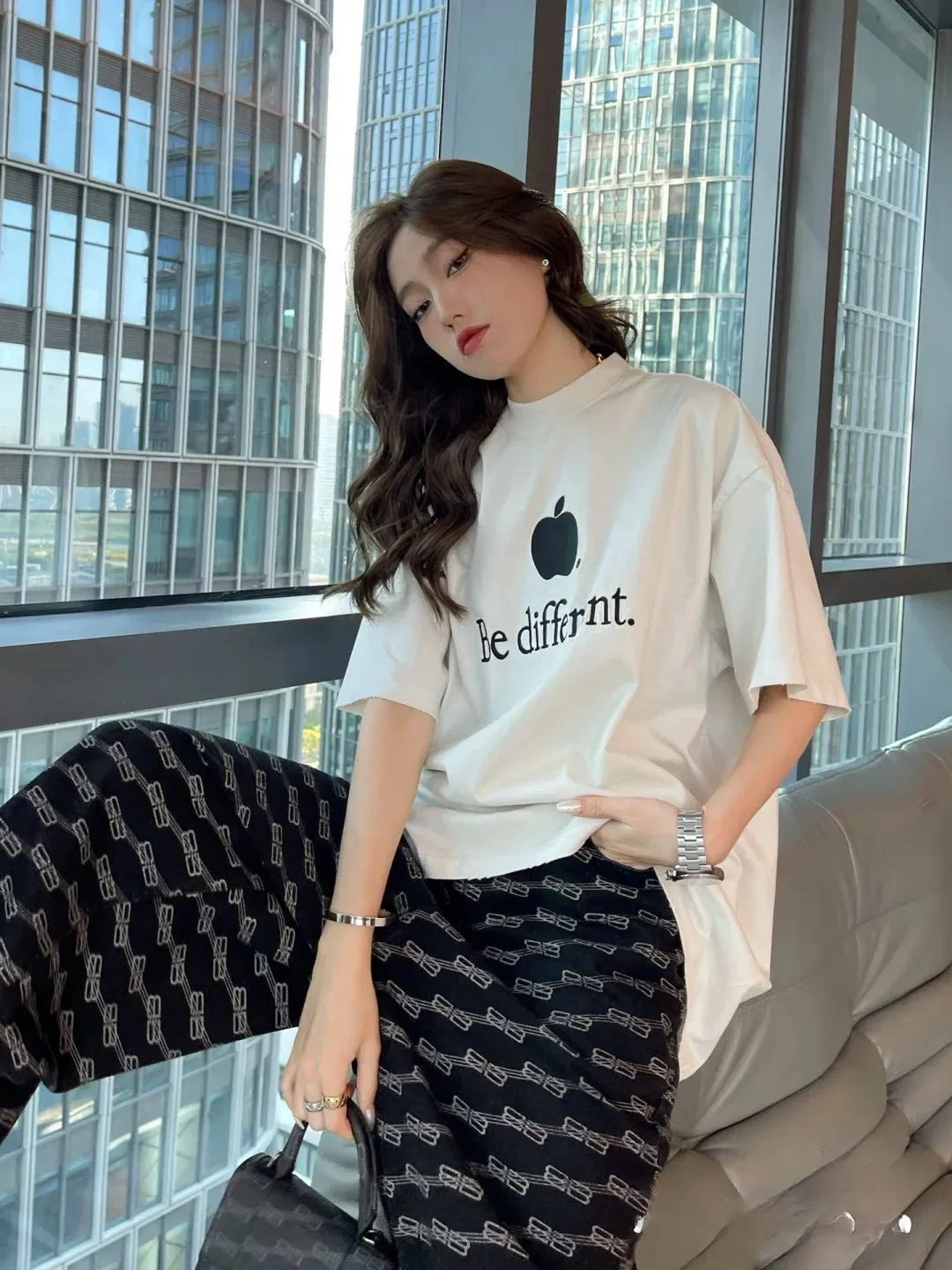 ♻️💯Upper body reference model picture❤️Top version Balenciaga BALENCIAGA new BeDifferent series Apple logo embroidered letters Milk white male and female couple star same style pure cotton bottoming short-sleeved T-shirt - Using imported Tajima 10w needle machine embroidery High-density embroidered letter hemming technology Full details without tails Clear letters without connections‼ ️ - It took no less than dozens of light embroidery needle adjustments to achieve this satisfactory effect. Imported embroidery thread distinguishes the difference between low-end market and original version! -BLCG's latest Bedifferent series. You are unique and different from others. Always be yourself! New models are released every year. The milky white color is the new color this year. I didn’t hesitate to buy it as soon as I saw it. My upper body looks whiter. I love this color so much!  A full set of 1:1 customized accessories + Sydney paper with logo + new version of handbag at the counter + three labels for large products + Yuan version hangtag‼ ️ (PS: Each piece comes with a counter handbag. Due to the high cost, handbags are no longer provided for after-sales code changes. Please understand) The webbing on the back neck extends to the shoulder for reinforcement. The stitching is downturned at the joint. Imported elliptical machine with imported glue technology. Overall printing without tooth edges. 32s280g double yarn combed. Color: Milky white. Washed black. Size: XS-L P:250