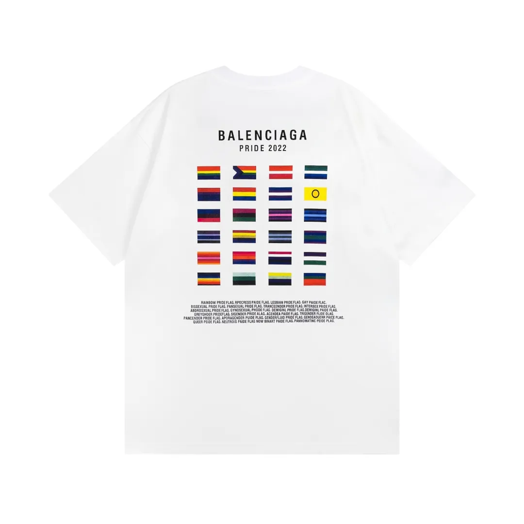 🅿️176 Detailed picture [Top version. Official website quality] BALENCI*GA/Paris. Double portrait multi-national flag direct-printed short-sleeved T-shirt. The fabric is made of Paris ZP custom-woven and dyed cotton double yarn. The net weight is 260 grams. The cloth surface is clean. The cloth pattern is clear. Soft and comfortable. The threads are dyed with no color difference. The pattern uses Kornit digital direct printing machine, and the colors of the national flags of many countries are clear. The direct-injection color is aligned with the original color, does not fade, and has no hand feel. The process is complex. Restored brick cabinets, produced at Jubie Market based on pictures, welcome to compare. The version uses OS loose shoulder design. Same style for men and women Code: BL223087 Color: Black. White Size: XS to L