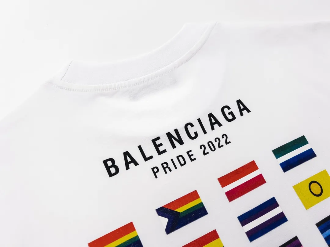 🅿️176 Detailed picture [Top version. Official website quality] BALENCI*GA/Paris. Double portrait multi-national flag direct-printed short-sleeved T-shirt. The fabric is made of Paris ZP custom-woven and dyed cotton double yarn. The net weight is 260 grams. The cloth surface is clean. The cloth pattern is clear. Soft and comfortable. The threads are dyed with no color difference. The pattern uses Kornit digital direct printing machine, and the colors of the national flags of many countries are clear. The direct-injection color is aligned with the original color, does not fade, and has no hand feel. The process is complex. Restored brick cabinets, produced at Jubie Market based on pictures, welcome to compare. The version uses OS loose shoulder design. Same style for men and women Code: BL223087 Color: Black. White Size: XS to L