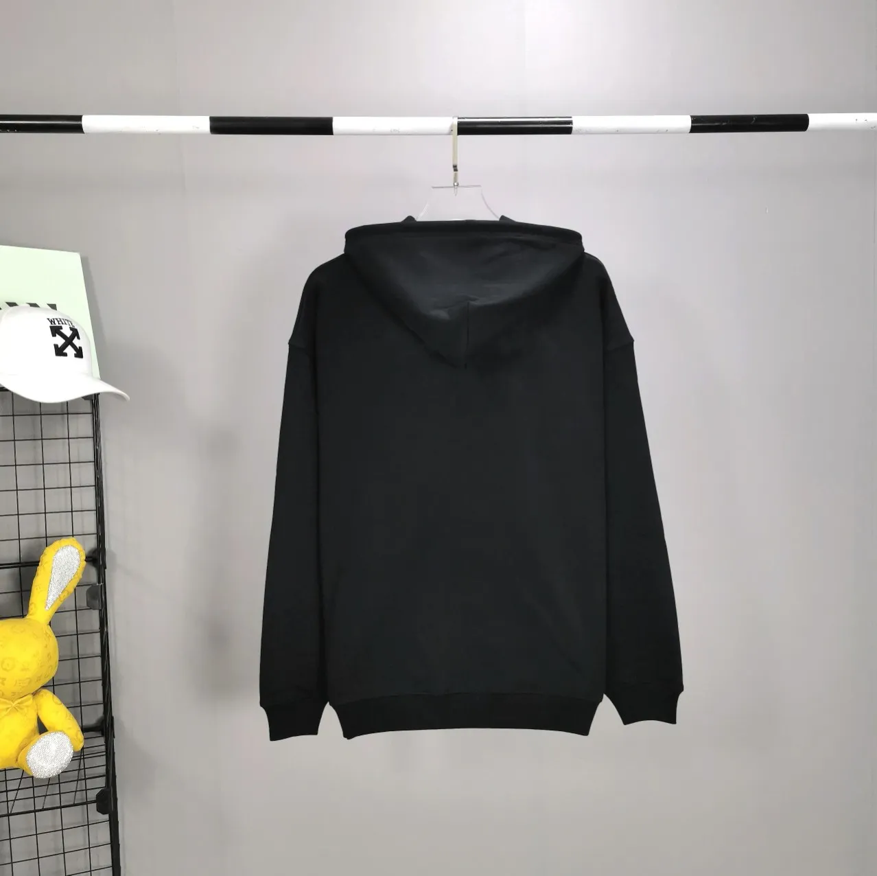The top tested version of Balenciaga BALENCIAGA running men's running marathon pure cotton loose loose men's and women's couple's same style autumn and winter hoodie hooded sweatshirt. The printing uses imported glue, high covering screen technology, high printing accuracy and no tooth edges. Neat, refreshing, and clear texture. The fabric is made of 480g combed cotton fabric, which is full of drape! Color: Black White Dark Blue Size: XS-L P:450