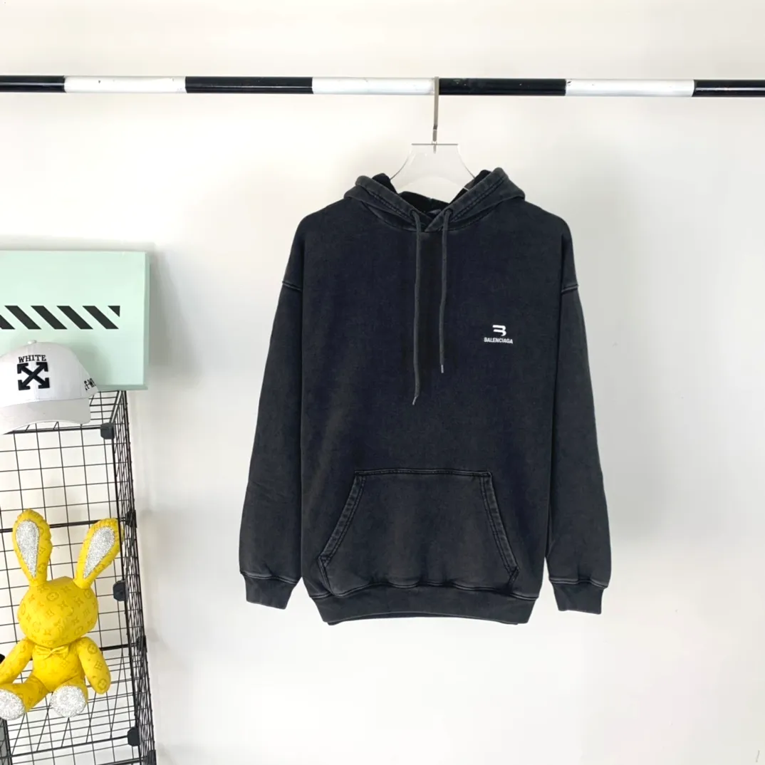 Spring and Autumn top-notch proven version BALENCIAGA Balenciaga's new LOGO inverted chest embroidery print men's and women's couple stars the same style pure cotton hoodie sweatshirt using imported Tajima embroidery printing, the printing texture is clear and full! Ready-made garments are washed, fried and sanded with snowflakes. The scrap rate is very high and the sense of craftsmanship is strong. The threads and fabrics of the whole garment are produced in the same vat. There is 0 color difference. It uses a 460g double-ply David's coat. It can weigh up to 470g after being washed and feels thick and solid. Accessories: butter paper with logo, three-label synchronized official website. Size: XS-L Color: washed black P: 430