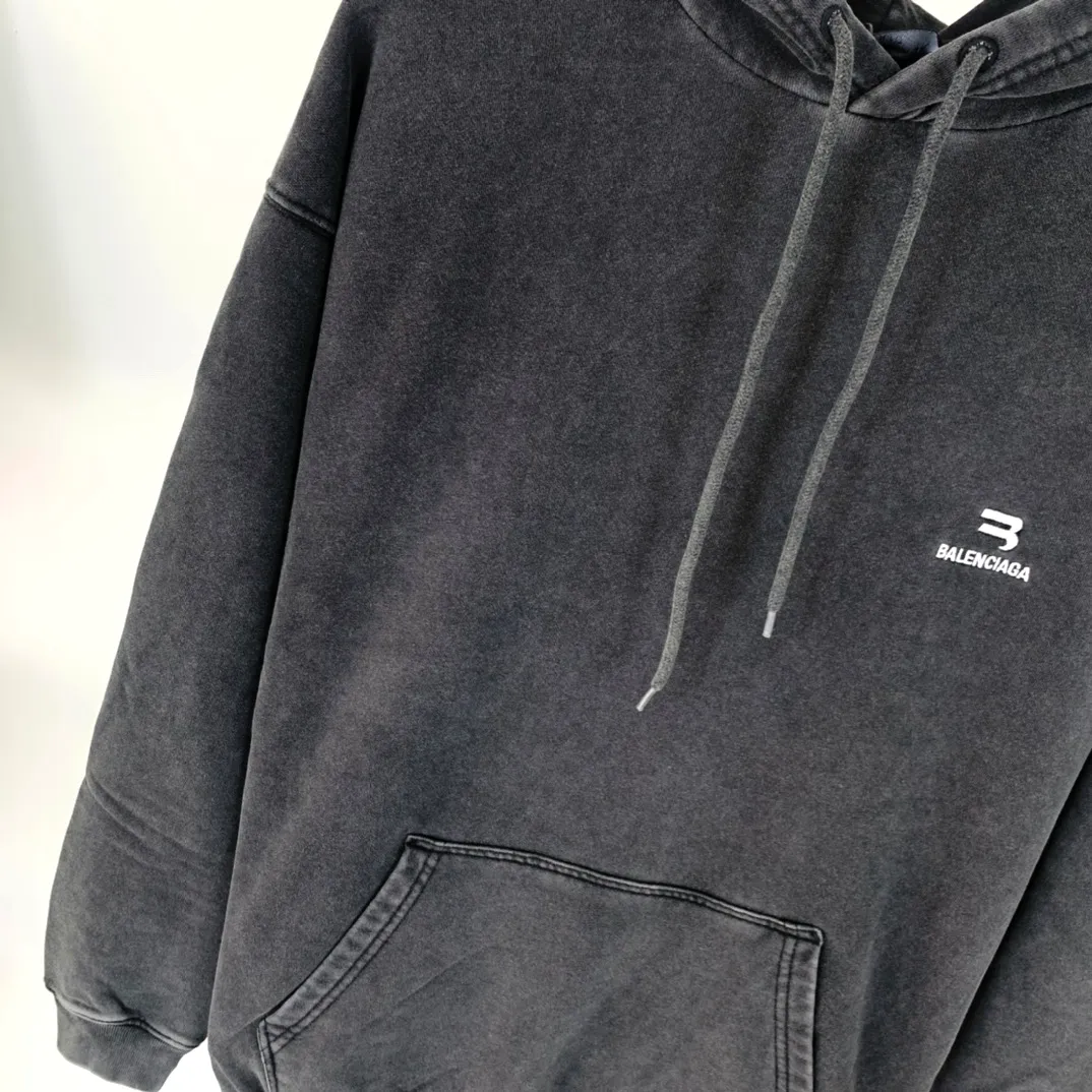 Spring and Autumn top-notch proven version BALENCIAGA Balenciaga's new LOGO inverted chest embroidery print men's and women's couple stars the same style pure cotton hoodie sweatshirt using imported Tajima embroidery printing, the printing texture is clear and full! Ready-made garments are washed, fried and sanded with snowflakes. The scrap rate is very high and the sense of craftsmanship is strong. The threads and fabrics of the whole garment are produced in the same vat. There is 0 color difference. It uses a 460g double-ply David's coat. It can weigh up to 470g after being washed and feels thick and solid. Accessories: butter paper with logo, three-label synchronized official website. Size: XS-L Color: washed black P: 430