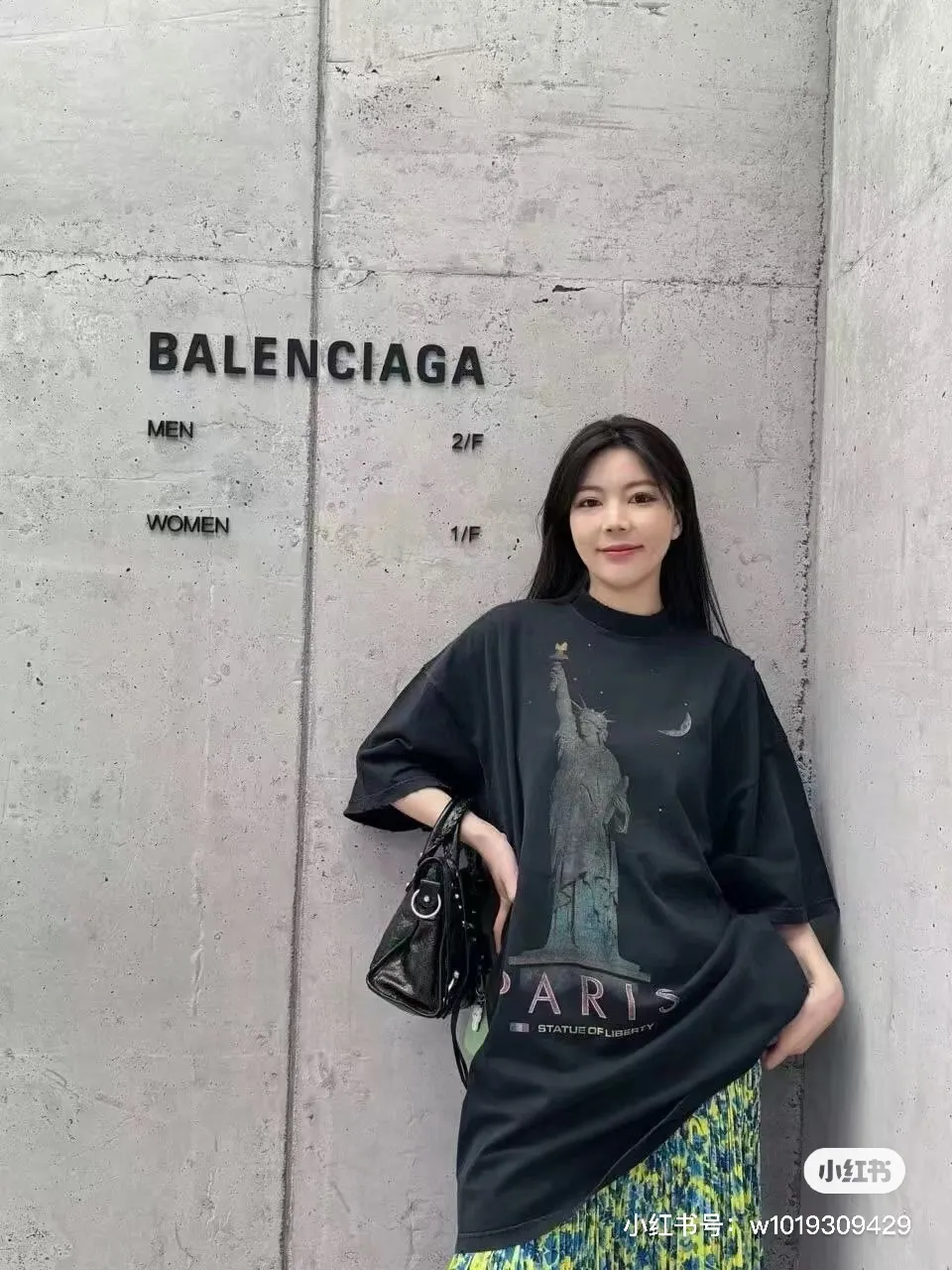 ♻️💯Upper body reference model picture❤️【New arrival】Top version - BALENCIAGA - Statue of Liberty printed short-sleeved T-shirt. Original developed custom-woven fabric process, washed and treated. High gram weight 300g fabric, full texture, clean cloth surface, soft and comfortable. Solona thread custom dyeing has no color difference. The fabric uses a plain weave structure made of thicker yarns and has a retro style. Plain weave is a basic fabric structure characterized by frequent interweaving of warp and weft yarns. The fabric has a smooth appearance, clear texture, and a relatively light feel. Ready-to-wear garments are generally washable and comfortable to wear. The front is decorated with the Statue of Liberty. Printing process The Statue of Liberty National Monument, also known as Liberty Enlightening the World, is located on Liberty Island, New York, USA. On the occasion of the 100th anniversary of the founding of the United States, France presented a statue representing freedom. The underside of the statue is transformed into a Paris letter print, which is very symbolic. The design language of Balenciaga has a profound meaning. Graffiti prints are handsome and full of style. Washed and worn hole crafts os drop shoulders and loose version. Same style for men and women. Color: active white black. Size: XS-L P:300