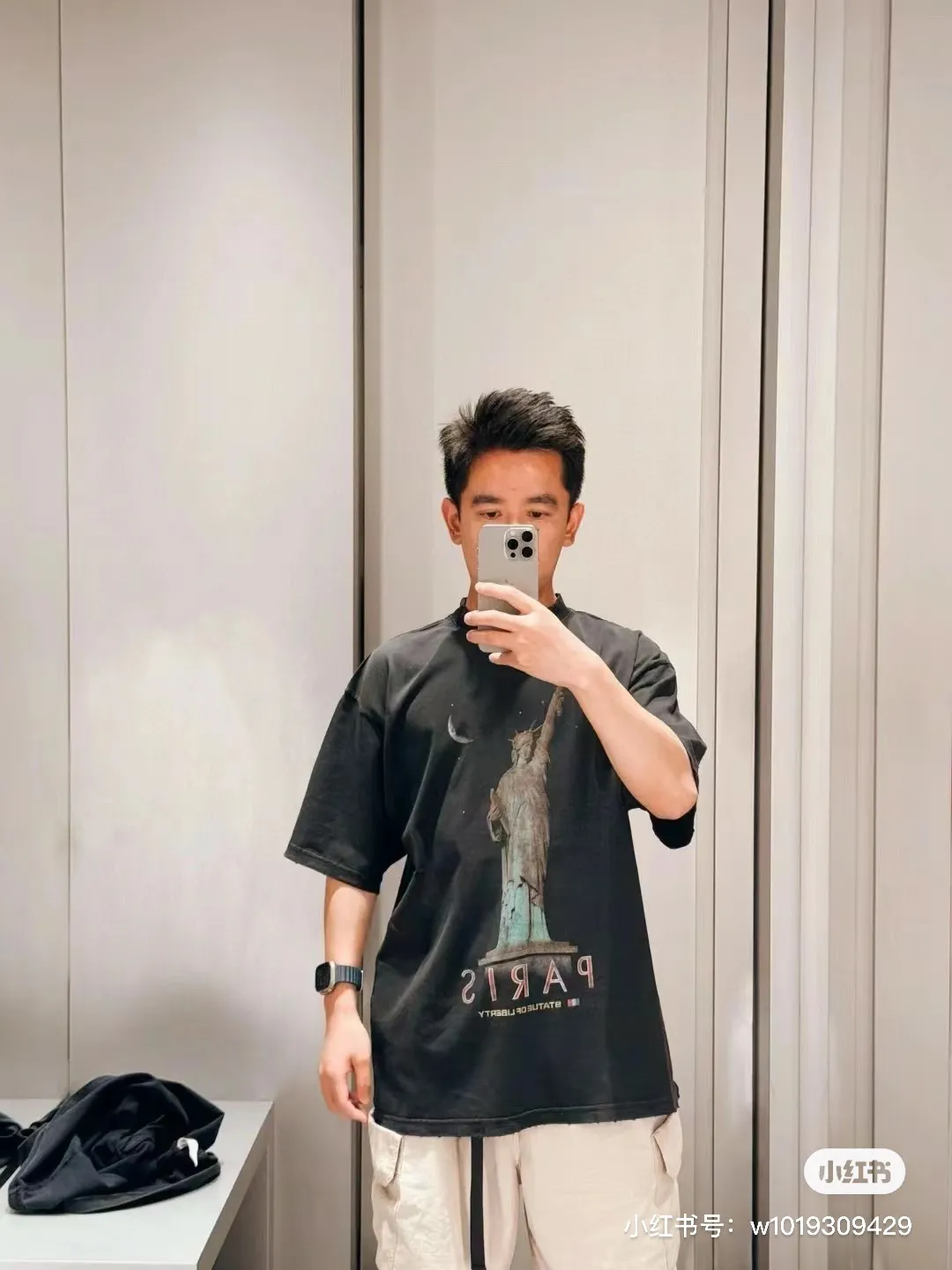 ♻️💯Upper body reference model picture❤️【New arrival】Top version - BALENCIAGA - Statue of Liberty printed short-sleeved T-shirt. Original developed custom-woven fabric process, washed and treated. High gram weight 300g fabric, full texture, clean cloth surface, soft and comfortable. Solona thread custom dyeing has no color difference. The fabric uses a plain weave structure made of thicker yarns and has a retro style. Plain weave is a basic fabric structure characterized by frequent interweaving of warp and weft yarns. The fabric has a smooth appearance, clear texture, and a relatively light feel. Ready-to-wear garments are generally washable and comfortable to wear. The front is decorated with the Statue of Liberty. Printing process The Statue of Liberty National Monument, also known as Liberty Enlightening the World, is located on Liberty Island, New York, USA. On the occasion of the 100th anniversary of the founding of the United States, France presented a statue representing freedom. The underside of the statue is transformed into a Paris letter print, which is very symbolic. The design language of Balenciaga has a profound meaning. Graffiti prints are handsome and full of style. Washed and worn hole crafts os drop shoulders and loose version. Same style for men and women. Color: active white black. Size: XS-L P:300