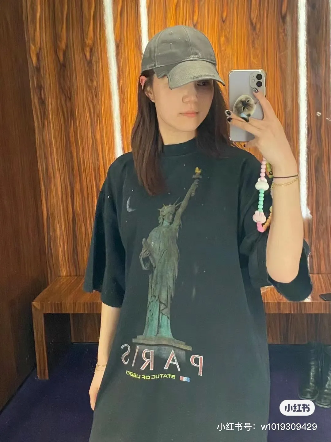 ♻️💯Upper body reference model picture❤️【New arrival】Top version - BALENCIAGA - Statue of Liberty printed short-sleeved T-shirt. Original developed custom-woven fabric process, washed and treated. High gram weight 300g fabric, full texture, clean cloth surface, soft and comfortable. Solona thread custom dyeing has no color difference. The fabric uses a plain weave structure made of thicker yarns and has a retro style. Plain weave is a basic fabric structure characterized by frequent interweaving of warp and weft yarns. The fabric has a smooth appearance, clear texture, and a relatively light feel. Ready-to-wear garments are generally washable and comfortable to wear. The front is decorated with the Statue of Liberty. Printing process The Statue of Liberty National Monument, also known as Liberty Enlightening the World, is located on Liberty Island, New York, USA. On the occasion of the 100th anniversary of the founding of the United States, France presented a statue representing freedom. The underside of the statue is transformed into a Paris letter print, which is very symbolic. The design language of Balenciaga has a profound meaning. Graffiti prints are handsome and full of style. Washed and worn hole crafts os drop shoulders and loose version. Same style for men and women. Color: active white black. Size: XS-L P:300