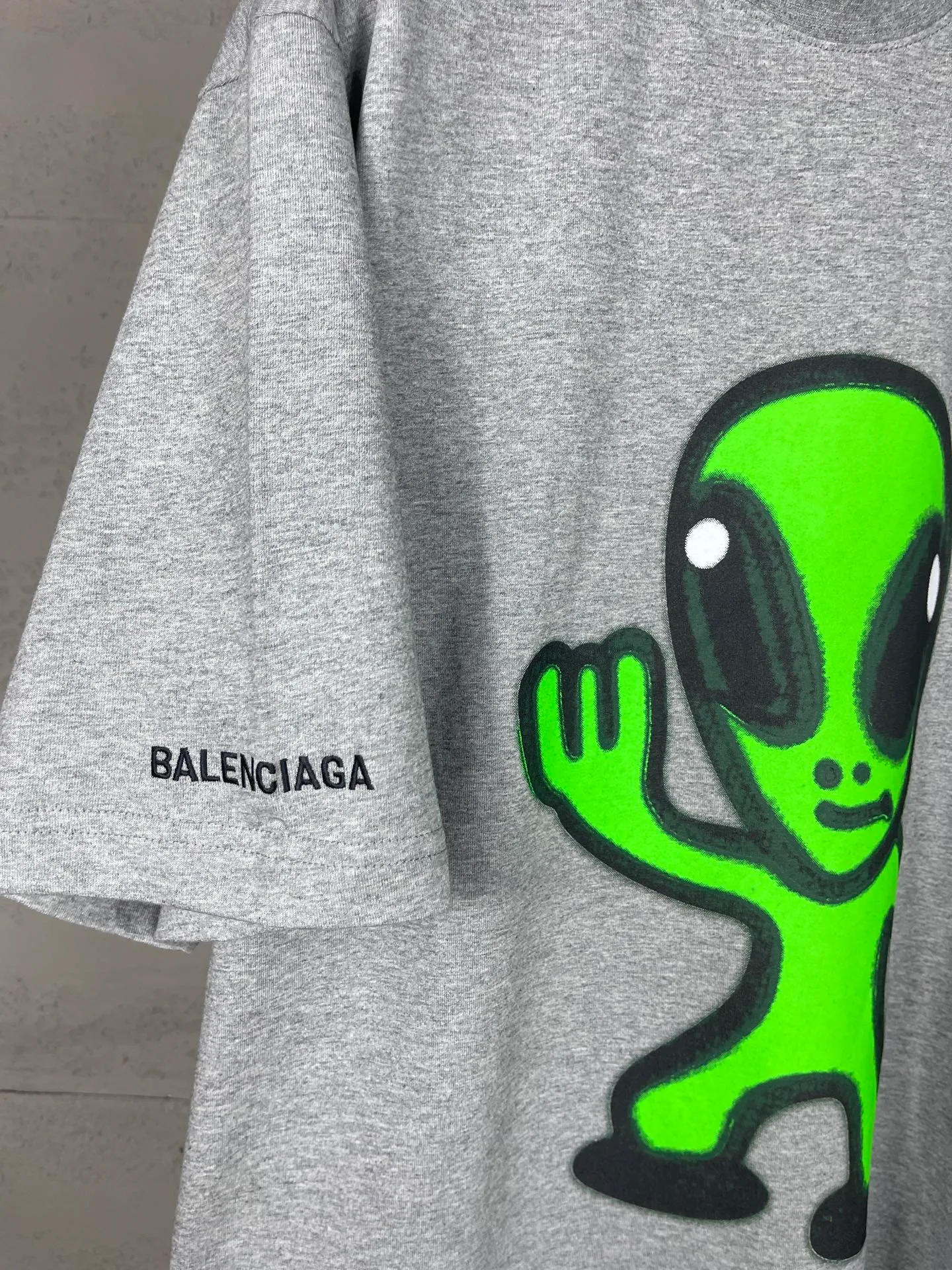 🅿️194 real photos [top version. official website quality] BALENCI*GA/25 new model. The front is directly printed with hithg there + dripley art work + luminous effect, aliens are printed on the front, smiley faces are printed on the back, short-sleeved T-shirt with embroidered letters on the right sleeve # SS25 latest style. Research and development at the first time, different market currencies. Comparisons welcome. The fabric is made of Paris ZP custom-woven and dyed cotton double yarn. Weighing 260 grams, the cloth surface is clean. The cloth pattern is clear, soft and comfortable. The threads are dyed with no color difference. Printing adopts computer direct printing. Jubie market currency. Welcome to compare. The version adopts OS loose shoulder design. Same style for men and women. Code: BL253683 Color: off-white, black, floral gray Size: XS S M L