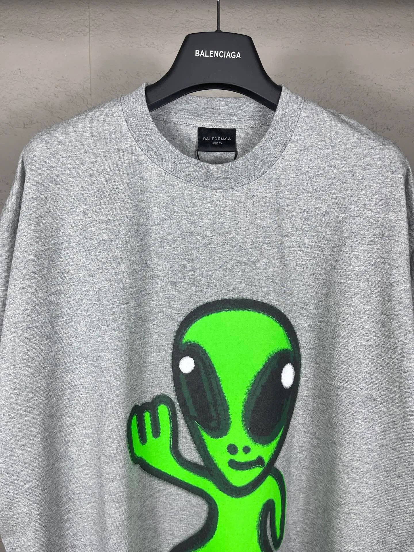 🅿️194 real photos [top version. official website quality] BALENCI*GA/25 new model. The front is directly printed with hithg there + dripley art work + luminous effect, aliens are printed on the front, smiley faces are printed on the back, short-sleeved T-shirt with embroidered letters on the right sleeve # SS25 latest style. Research and development at the first time, different market currencies. Comparisons welcome. The fabric is made of Paris ZP custom-woven and dyed cotton double yarn. Weighing 260 grams, the cloth surface is clean. The cloth pattern is clear, soft and comfortable. The threads are dyed with no color difference. Printing adopts computer direct printing. Jubie market currency. Welcome to compare. The version adopts OS loose shoulder design. Same style for men and women. Code: BL253683 Color: off-white, black, floral gray Size: XS S M L