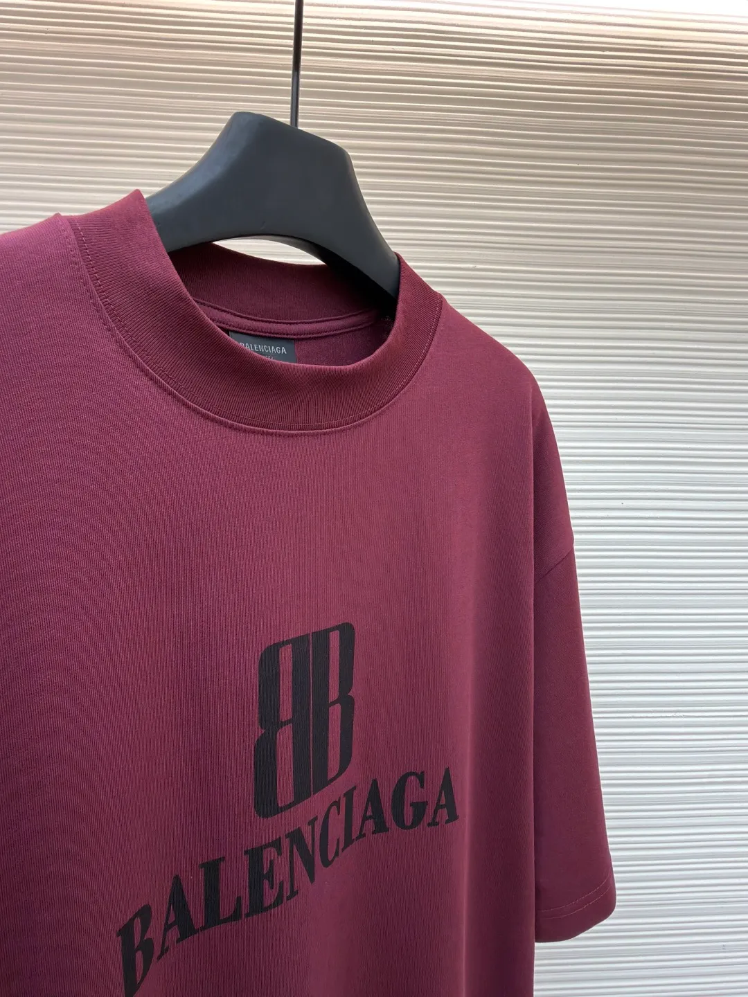 Balenciaga nano BB printed short sleeves ●Original version: 4600 purchase and development ●Item number: 1682350-X90 ●Fabric: moire jersey fabric ●Technology: glue printing production ●Color: burgundy ●Version: loose version ●Weight: about 330 grams ●Size: The layered texture carrier is embellished with the exquisite Balenciaga nano BB art on the chest and stamped with a silver-gray artistic seal. It is a concrete expression of the brand's soul. Use every outfit to outline your own fashion picture. Glue printing is used. The chest printing has been modified three times with the film screen. The glue liquid paint is used to print the pattern on the fabric. The fabric is baked to fix the printed pattern. The fabric has been washed. It has a better hand feel and texture. It is not easy to deform, not easy to shrink, not easy to fade, and maintains long-term beauty. The overall wiring is straight and delicate, the fabric is comfortable and soft, and the color is consistent without color difference. It can be matched with the same style to create a fashionable look and control various occasions. Customized accessories, complete with three standards, same style for men and women!
