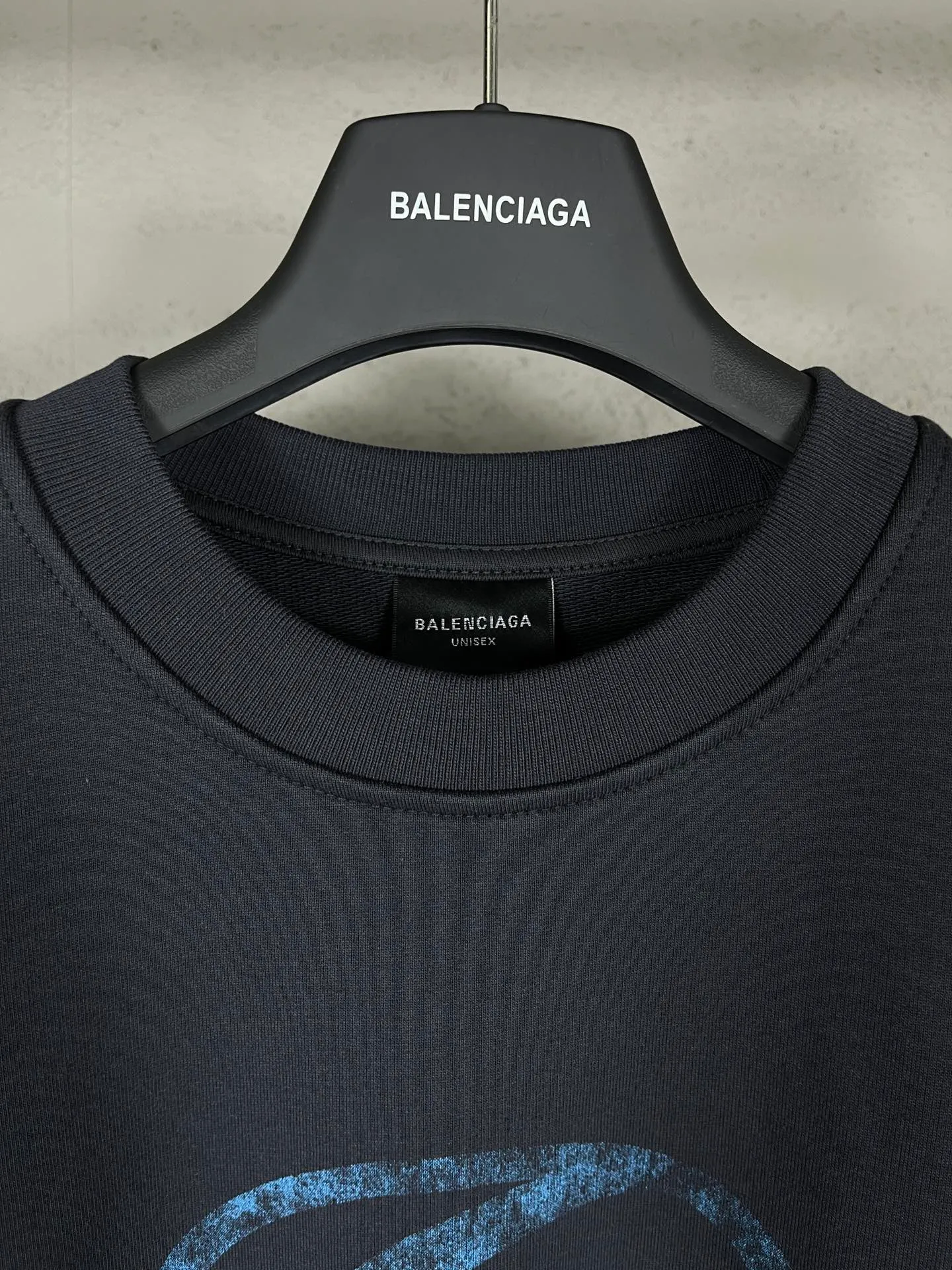 🅿️270 real photos [Top version. Official website quality] BALENCI*GA/Paris. 2024 new style. New LOGO blurry LOGO direct-injection printing ready-made worn-out round-neck sweatshirt, brick cabinet synchronization. Genuine product developed at the first time, happy to print and compare! The fabric is made of Paris ZP custom-woven and dyed cotton sweatshirt. Weighing 460 grams, the cloth surface is clean. The cloth pattern is clear, soft and comfortable. The threads are dyed with no color difference. The classic LOGO is printed using environmentally friendly imported materials, with clear straight-crack pattern letters and a three-dimensional effect. Restored brick cabinet. Ready-made clothes are washed, worn and distressed. Different market currency. Welcome to compare. The version adopts OS loose shoulder design. Same style for men and women. Code: BL235585 Color: Gray Blue Size: XS S L