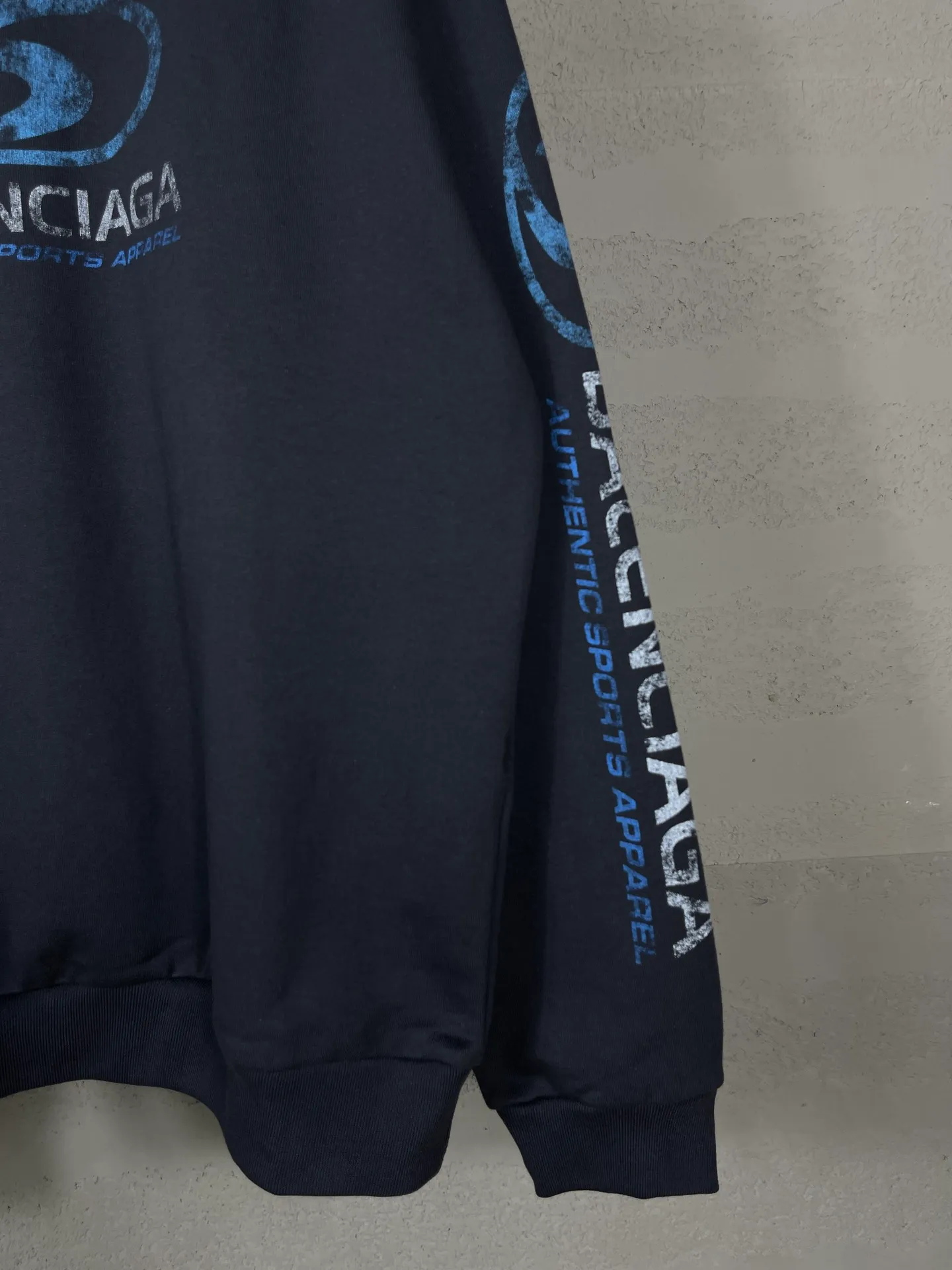 🅿️270 real photos [Top version. Official website quality] BALENCI*GA/Paris. 2024 new style. New LOGO blurry LOGO direct-injection printing ready-made worn-out round-neck sweatshirt, brick cabinet synchronization. Genuine product developed at the first time, happy to print and compare! The fabric is made of Paris ZP custom-woven and dyed cotton sweatshirt. Weighing 460 grams, the cloth surface is clean. The cloth pattern is clear, soft and comfortable. The threads are dyed with no color difference. The classic LOGO is printed using environmentally friendly imported materials, with clear straight-crack pattern letters and a three-dimensional effect. Restored brick cabinet. Ready-made clothes are washed, worn and distressed. Different market currency. Welcome to compare. The version adopts OS loose shoulder design. Same style for men and women. Code: BL235585 Color: Gray Blue Size: XS S L