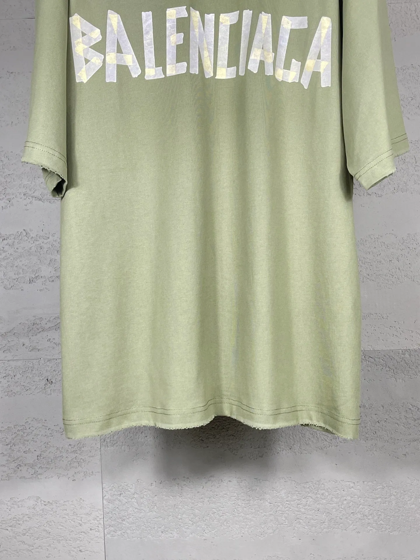 🅿️194 Actual pictures [Top version. Official website quality] BALENCI*GA/Paris. 25ss latest classic tape printing style. Ready-made clothes washed and worn short-sleeved T-shirt. Brick cabinet synchronization. The fabric is made of Paris ZP custom-woven and dyed 100% cotton double yarn compact cotton. The weight is 260 grams, the cloth surface is clean. The cloth pattern is clear, soft and comfortable, and the thread is dyed with no color difference. The classic pattern is printed using environmentally friendly imported materials. The letters are clear and the effect is three-dimensional. Restored brick cabinet. The garments were washed and aged, and polished by many hands. Produced by ultra-heavy craftsmanship, the market currency is very different, welcome to compare. The version adopts OS loose shoulder design. The same style for men and women. Code: BL253632 Color: Washed black, lime green Size: XS, S, M, L