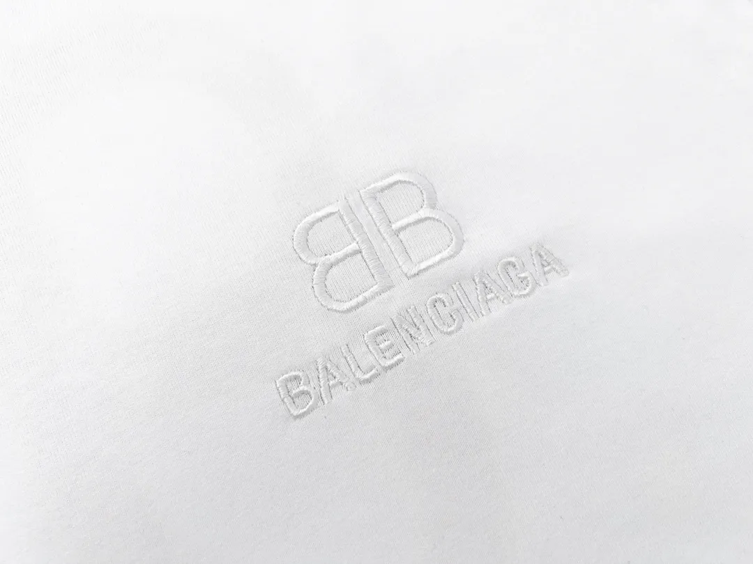 🅿️166 Detailed picture [Top version. Official website quality] BALENCIAGA/Balenciaga BB luminous graffiti short-sleeved T-shirt on the back. The fabric is made of Paris ZP custom-woven and dyed pure cotton with double yarn. The weight is 260 grams. The cloth surface is clean. The cloth pattern is clear, soft and comfortable. The ribbing is dyed with no color difference. The classic pattern printing uses environmentally friendly imported glue, and the precise dot screen has a luminous effect. The process is complex. The classic LOGO on the front is embroidered with an imported Tajima embroidery machine. It is three-dimensional and neat, with clear letters. No burrs. Strong three-dimensional effect. It is the currency of different markets, welcome to compare. The version adopts OS loose shoulder design. Same style for men and women. Code: BL223020 Color: White. Black. Size: XS-L