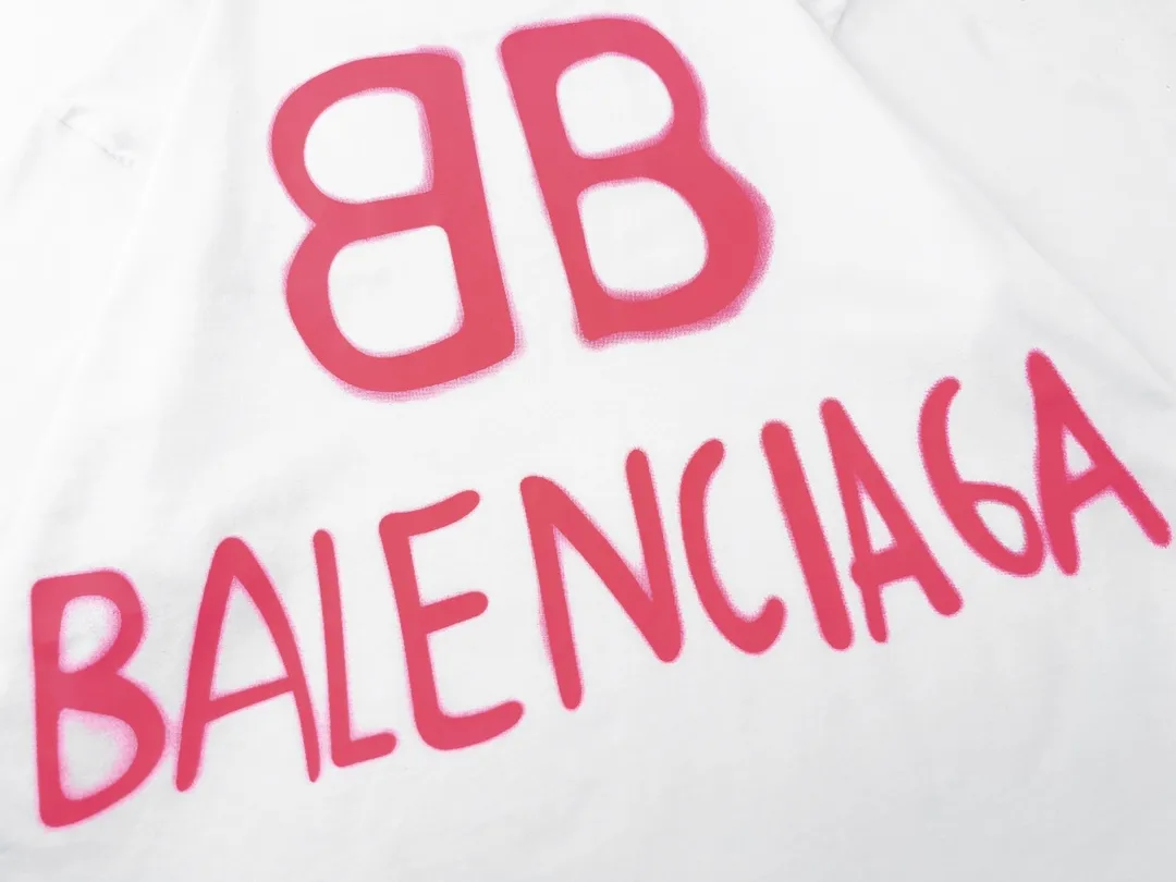 🅿️166 Detailed picture [Top version. Official website quality] BALENCIAGA/Balenciaga BB luminous graffiti short-sleeved T-shirt on the back. The fabric is made of Paris ZP custom-woven and dyed pure cotton with double yarn. The weight is 260 grams. The cloth surface is clean. The cloth pattern is clear, soft and comfortable. The ribbing is dyed with no color difference. The classic pattern printing uses environmentally friendly imported glue, and the precise dot screen has a luminous effect. The process is complex. The classic LOGO on the front is embroidered with an imported Tajima embroidery machine. It is three-dimensional and neat, with clear letters. No burrs. Strong three-dimensional effect. It is the currency of different markets, welcome to compare. The version adopts OS loose shoulder design. Same style for men and women. Code: BL223020 Color: White. Black. Size: XS-L