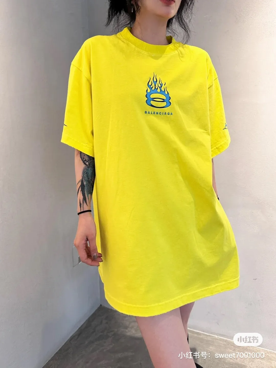 ♻️💯Upper body reference model picture❤️Top version BALENCIAGA/Balenciaga 2024 SS latest flame direct injection printed washed and distressed short-sleeved T-shirt ✅No. 1 quality in this market Real ceiling quality ✅All original development attention to detail pictures to avoid stolen pictures merchants mixed ✅Correct 260g custom-woven and dyed double yarn pure cotton fabric, consistent ZP of worn holes ✅Correct imported material printing, Kangli machine direct-injection process, no hand feel, clear and three-dimensional Firm and does not fall off✅ Fixed dyeing thread, no color difference, no fading, no deformation, overweight craftsmanship, the same as the original version, different market currency. Here I will explain why I am a little more expensive than others, 1. It seems to be a simple printing or embroidery, but it is not simple at all. 10000% imported machine restoration. Not just lip service. You are welcome to compare with peers. 2. Each model is produced by the company. It’s not shameful to make a replica, it’s shameful if you can’t buy the correct version if you make a replica. 3. Note that the threaded collars are all original collars of certain countries and regions, with high wrapping. The width of the neckline and cabinets are accurate to the millimeter. Thick necklines are not easy to deform. The collars of high-end products are all restored cabinets. They are different from the big collars in the world. Ordinary garbage short-sleeves are printed with a print. The clavicle of the upper body is exposed. Please be patient. Customers who have bought genuine products or have seen genuine products will come back to place orders again. This is quality. This is quality. 4. Different styles of washed wheat main wheat, including imported wheat, have different colors and codes. Really restore the counter. As we all know, Balenciaga has different English or different colors on the collar labels of each quarter. This distinguishes the fast food products with the same common main wheat washed wheat. 5. Pay attention to the workmanship. The stitching at the neckline has no folds, smooth and natural without overlapping lines, and truly restores this. This is something that many people cannot do. 6. The fabric is made of 260g Paris-specific double yarn. No one can make better fabrics than my family. There's really no way to compare it with the ordinary version on the market. Respect it. It's genuine and costs thousands of dollars. Don't buy street stalls. Quality 7. The workmanship is fully restored. The packaging is fully restored. The cost is huge. 8. I guarantee here that this is the highest quality you can find. Color: Yellow Blue Black Size: XS-S-M-L P:260