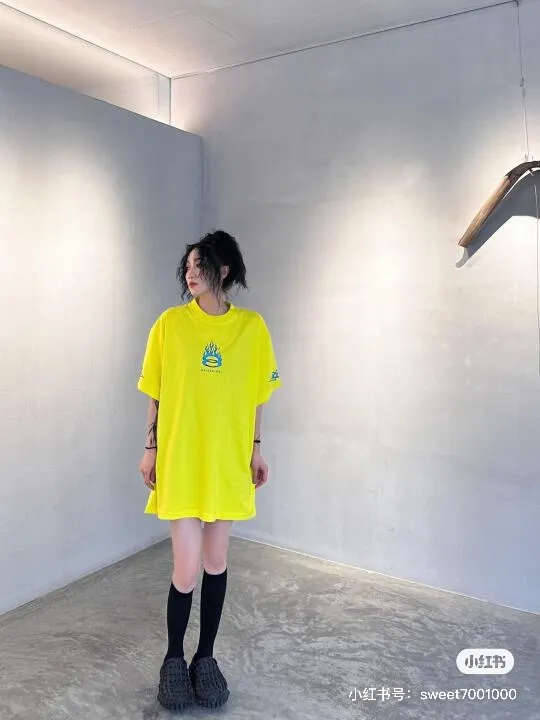 ♻️💯Upper body reference model picture❤️Top version BALENCIAGA/Balenciaga 2024 SS latest flame direct injection printed washed and distressed short-sleeved T-shirt ✅No. 1 quality in this market Real ceiling quality ✅All original development attention to detail pictures to avoid stolen pictures merchants mixed ✅Correct 260g custom-woven and dyed double yarn pure cotton fabric, consistent ZP of worn holes ✅Correct imported material printing, Kangli machine direct-injection process, no hand feel, clear and three-dimensional Firm and does not fall off✅ Fixed dyeing thread, no color difference, no fading, no deformation, overweight craftsmanship, the same as the original version, different market currency. Here I will explain why I am a little more expensive than others, 1. It seems to be a simple printing or embroidery, but it is not simple at all. 10000% imported machine restoration. Not just lip service. You are welcome to compare with peers. 2. Each model is produced by the company. It’s not shameful to make a replica, it’s shameful if you can’t buy the correct version if you make a replica. 3. Note that the threaded collars are all original collars of certain countries and regions, with high wrapping. The width of the neckline and cabinets are accurate to the millimeter. Thick necklines are not easy to deform. The collars of high-end products are all restored cabinets. They are different from the big collars in the world. Ordinary garbage short-sleeves are printed with a print. The clavicle of the upper body is exposed. Please be patient. Customers who have bought genuine products or have seen genuine products will come back to place orders again. This is quality. This is quality. 4. Different styles of washed wheat main wheat, including imported wheat, have different colors and codes. Really restore the counter. As we all know, Balenciaga has different English or different colors on the collar labels of each quarter. This distinguishes the fast food products with the same common main wheat washed wheat. 5. Pay attention to the workmanship. The stitching at the neckline has no folds, smooth and natural without overlapping lines, and truly restores this. This is something that many people cannot do. 6. The fabric is made of 260g Paris-specific double yarn. No one can make better fabrics than my family. There's really no way to compare it with the ordinary version on the market. Respect it. It's genuine and costs thousands of dollars. Don't buy street stalls. Quality 7. The workmanship is fully restored. The packaging is fully restored. The cost is huge. 8. I guarantee here that this is the highest quality you can find. Color: Yellow Blue Black Size: XS-S-M-L P:260