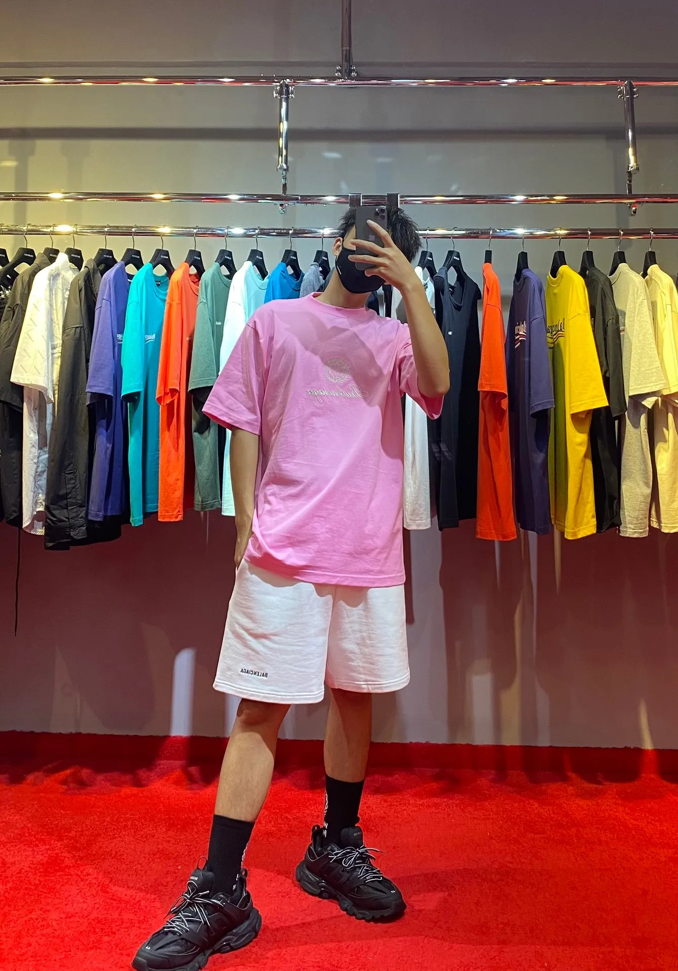 ♻️💯Upper body reference model picture❤️Top tested version BALENCIAGA Balenciaga three-dimensional art embroidery Cupid badge Tanabata Valentine's Day limited edition male and female couple star same style pure cotton short-sleeved T-shirt Tanabata limited edition Cupid gold thread embroidered short-sleeved T-shirt Using imported Tajima machine, the embroidery effect is three-dimensional and full, first-line craftsmanship level, the quality is visible to the naked eye, the overall font size, spacing, and detailed features of the pattern are restored. The Cupid portrait is created by flat embroidery outline The surrounding main body adopts precision three-dimensional embroidery technology. The embroidery is very fine and dense. The font is clear and has a strong sense of lines and three-dimensionality. It highly restores the yb effect. Custom-woven and dyed 280g top-quality combed cotton fabric. The threads are in the same cylinder with 0 color difference. Exclusive high-quality. Welcome to compare. Same style for men and women. Color: white, black, pink. Size: XS-L P:260
