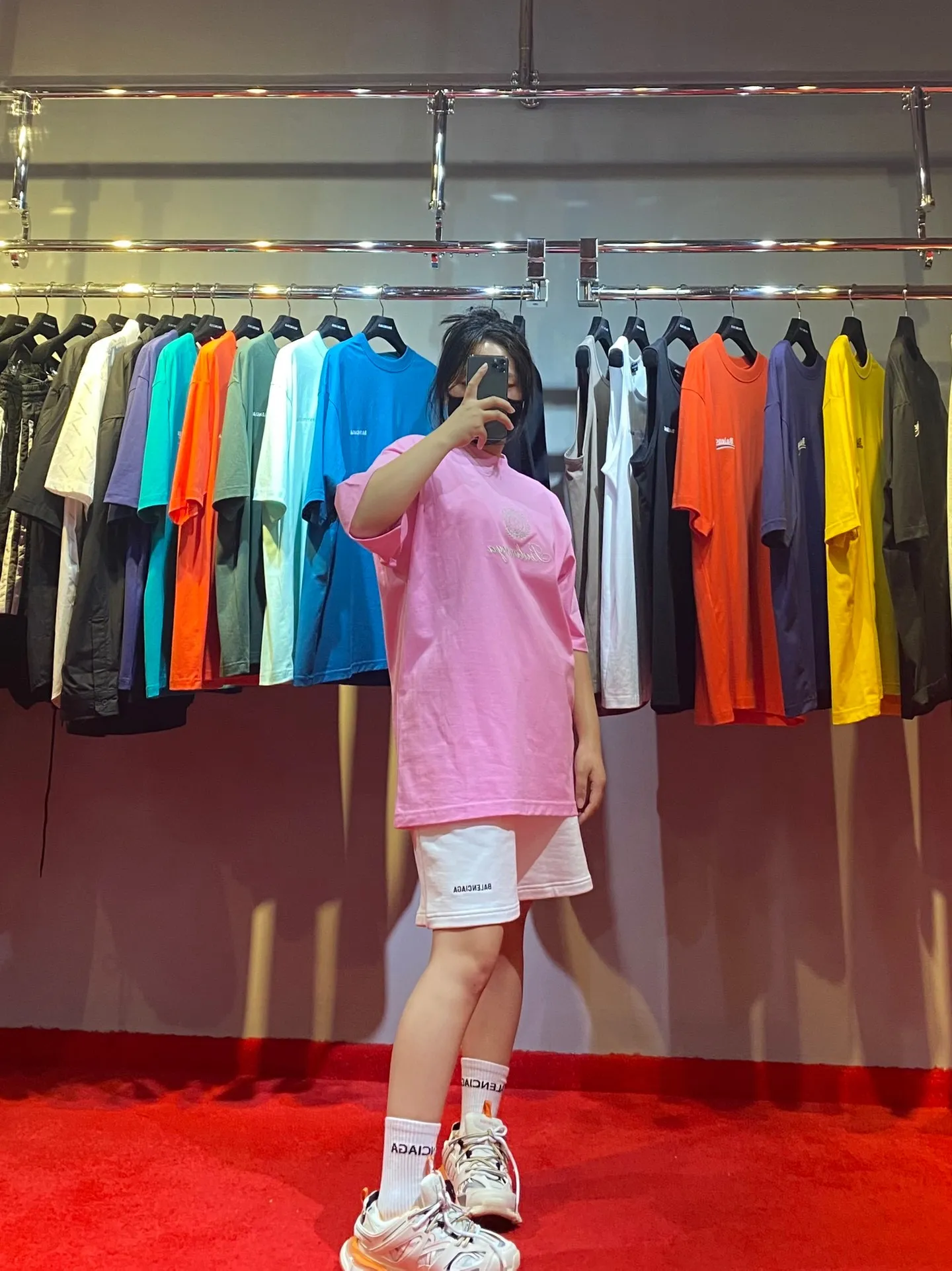 ♻️💯Upper body reference model picture❤️Top tested version BALENCIAGA Balenciaga three-dimensional art embroidery Cupid badge Tanabata Valentine's Day limited edition male and female couple star same style pure cotton short-sleeved T-shirt Tanabata limited edition Cupid gold thread embroidered short-sleeved T-shirt Using imported Tajima machine, the embroidery effect is three-dimensional and full, first-line craftsmanship level, the quality is visible to the naked eye, the overall font size, spacing, and detailed features of the pattern are restored. The Cupid portrait is created by flat embroidery outline The surrounding main body adopts precision three-dimensional embroidery technology. The embroidery is very fine and dense. The font is clear and has a strong sense of lines and three-dimensionality. It highly restores the yb effect. Custom-woven and dyed 280g top-quality combed cotton fabric. The threads are in the same cylinder with 0 color difference. Exclusive high-quality. Welcome to compare. Same style for men and women. Color: white, black, pink. Size: XS-L P:260
