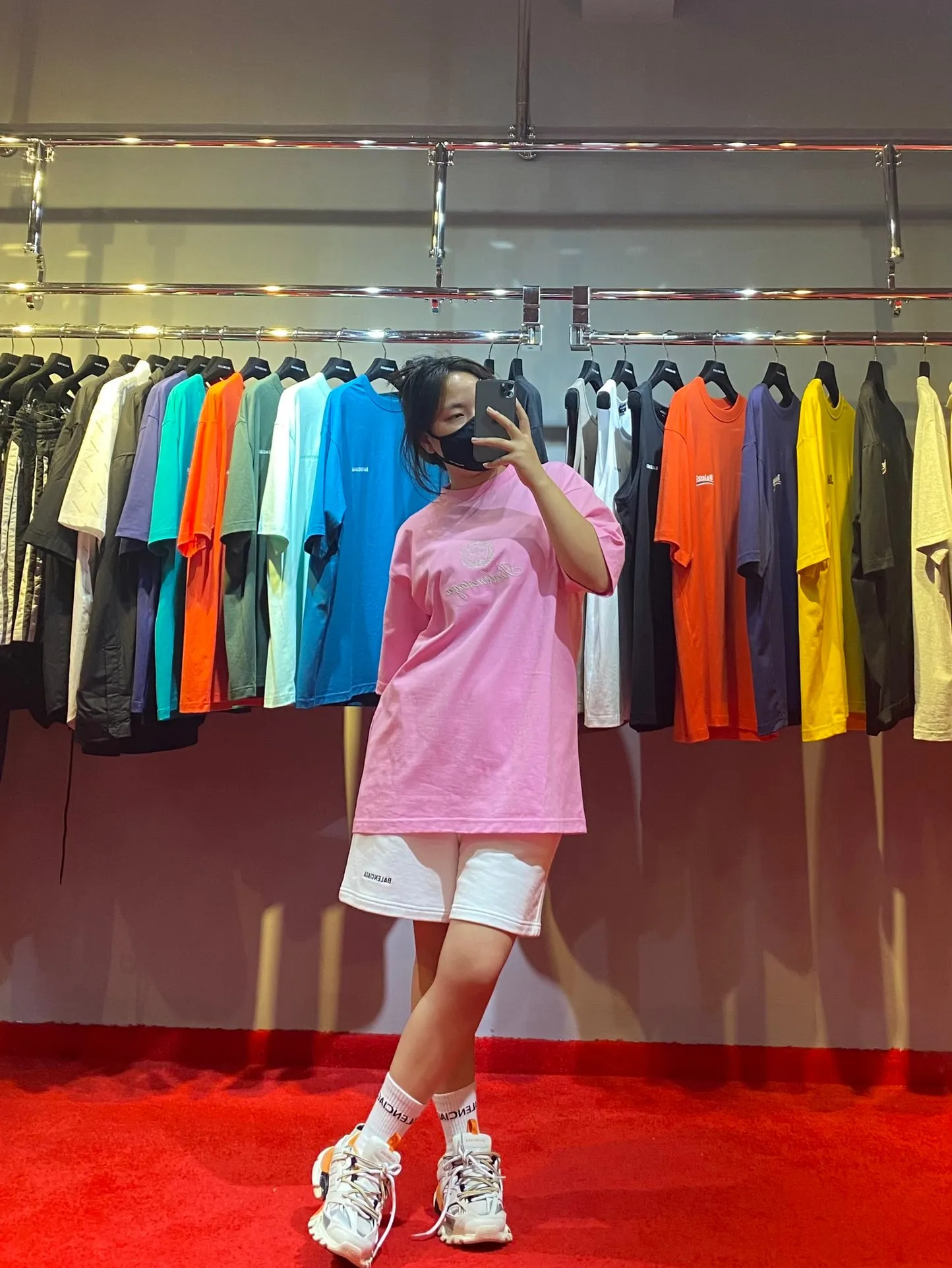 ♻️💯Upper body reference model picture❤️Top tested version BALENCIAGA Balenciaga three-dimensional art embroidery Cupid badge Tanabata Valentine's Day limited edition male and female couple star same style pure cotton short-sleeved T-shirt Tanabata limited edition Cupid gold thread embroidered short-sleeved T-shirt Using imported Tajima machine, the embroidery effect is three-dimensional and full, first-line craftsmanship level, the quality is visible to the naked eye, the overall font size, spacing, and detailed features of the pattern are restored. The Cupid portrait is created by flat embroidery outline The surrounding main body adopts precision three-dimensional embroidery technology. The embroidery is very fine and dense. The font is clear and has a strong sense of lines and three-dimensionality. It highly restores the yb effect. Custom-woven and dyed 280g top-quality combed cotton fabric. The threads are in the same cylinder with 0 color difference. Exclusive high-quality. Welcome to compare. Same style for men and women. Color: white, black, pink. Size: XS-L P:260