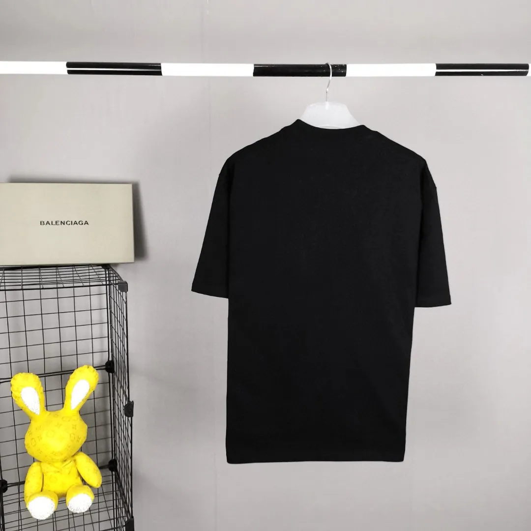 Top tested version BALENCIAGA Balenciaga The Mandalorian Baby Yoda pure cotton loose and breathable short-sleeved T-shirt for male and female couples Grogu, a character in the "Star Wars" series of film and television series, appeared in the American TV series "The Mandalorian". Grogu and Yoda are of the same race. Although he is still in the toddler stage, he is born with powerful force. This model is really explosive. The front piece is printed with Kornit digital direct printing. The color painting has an even transition of shades and a strong image. 3D restores the real texture of characters! The fabric is made of 32S 260g imported knitted combed cotton. The fabric is very silky, loose and breathable, and the sweat absorption effect is very good! Color: black and white Size: XS-L P:260