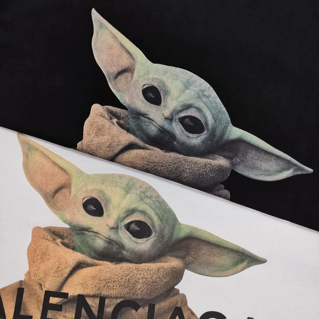 Top tested version BALENCIAGA Balenciaga The Mandalorian Baby Yoda pure cotton loose and breathable short-sleeved T-shirt for male and female couples Grogu, a character in the "Star Wars" series of film and television series, appeared in the American TV series "The Mandalorian". Grogu and Yoda are of the same race. Although he is still in the toddler stage, he is born with powerful force. This model is really explosive. The front piece is printed with Kornit digital direct printing. The color painting has an even transition of shades and a strong image. 3D restores the real texture of characters! The fabric is made of 32S 260g imported knitted combed cotton. The fabric is very silky, loose and breathable, and the sweat absorption effect is very good! Color: black and white Size: XS-L P:260