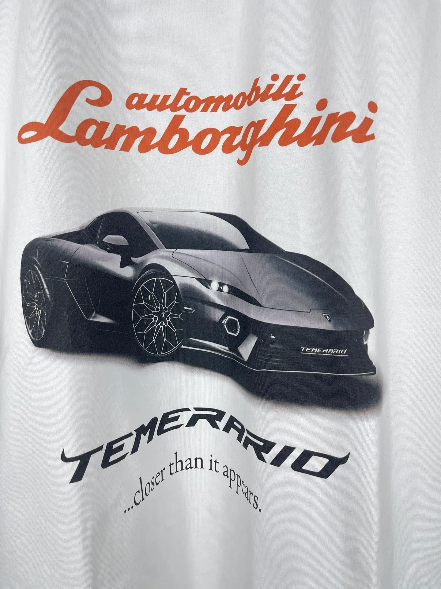 🅿️190 real photos [Top version. Official website quality] BALENCI*GA/Paris co-branded Lamborghini Lamborghini front and back left and right sleeves direct-injection printed short-sleeved T-shirt # SS25 latest model. Research and development at the first time, different market currencies. Comparisons welcome. The fabric is made of Paris ZP custom-woven and dyed cotton double yarn. Weighing 260 grams, the cloth surface is clean. The cloth pattern is clear, soft and comfortable. The threads are dyed with no color difference. Printing adopts computer direct printing. The pattern letters are clear, three-dimensional and without burrs. Jubie market produces pictures based on pictures. Welcome to compare. The version adopts OS loose shoulder design. Same style for men and women. Code: BL253630 Color: white gray, black, apricot Size: XS S M L