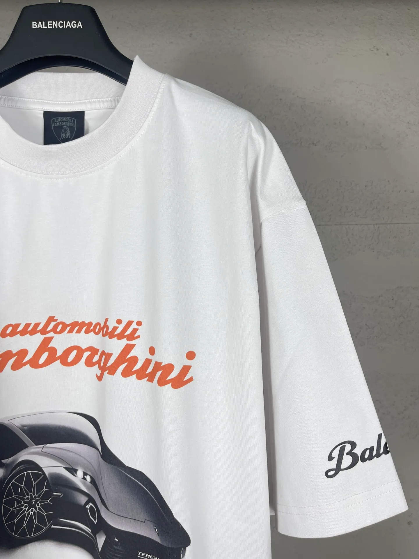 🅿️190 real photos [Top version. Official website quality] BALENCI*GA/Paris co-branded Lamborghini Lamborghini front and back left and right sleeves direct-injection printed short-sleeved T-shirt # SS25 latest model. Research and development at the first time, different market currencies. Comparisons welcome. The fabric is made of Paris ZP custom-woven and dyed cotton double yarn. Weighing 260 grams, the cloth surface is clean. The cloth pattern is clear, soft and comfortable. The threads are dyed with no color difference. Printing adopts computer direct printing. The pattern letters are clear, three-dimensional and without burrs. Jubie market produces pictures based on pictures. Welcome to compare. The version adopts OS loose shoulder design. Same style for men and women. Code: BL253630 Color: white gray, black, apricot Size: XS S M L