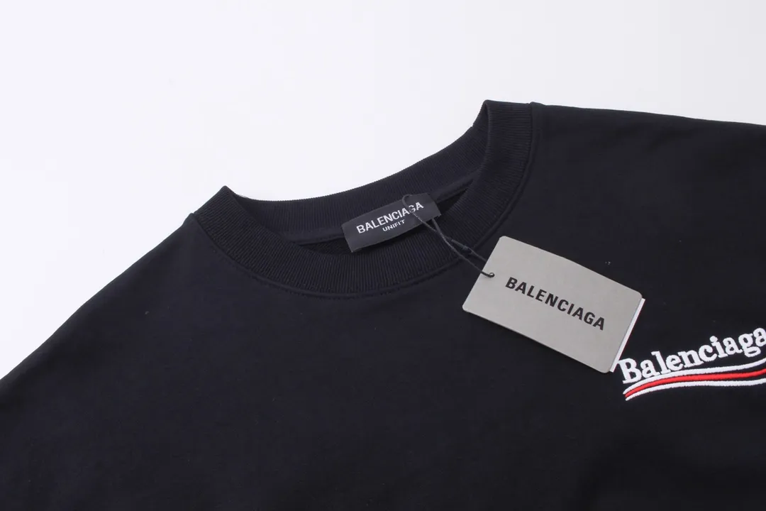 🅿️240 Detailed picture [Top version. Official website quality] BALENCI*GA/Paris #Classic style. Coke embroidered round neck sweatshirt. The fabric is made of Paris ZP custom-woven and dyed cotton sweatshirt. The weight is 450 grams. The cloth surface is clean. The cloth pattern is clear, soft and comfortable. The threads are dyed with no color difference. The classic pattern embroidery uses an imported embroidery machine, and the embroidery thread color is embroidered according to the original color. It is produced according to the pictures in the Jubie market. The letters are clear. The three-dimensional effect is strong. The version adopts the OS loose shoulder version. The same style for men and women. Coding: BL235565 Color: black, white, dark gray, blue, off-white Size: XS S M L