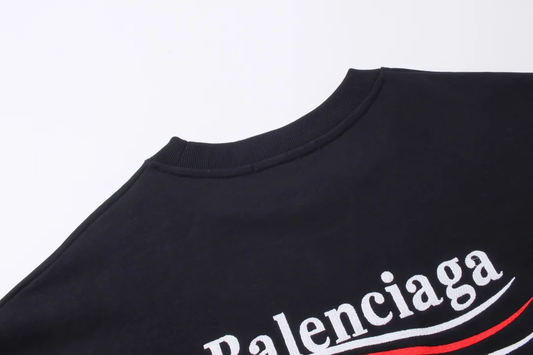 🅿️240 Detailed picture [Top version. Official website quality] BALENCI*GA/Paris #Classic style. Coke embroidered round neck sweatshirt. The fabric is made of Paris ZP custom-woven and dyed cotton sweatshirt. The weight is 450 grams. The cloth surface is clean. The cloth pattern is clear, soft and comfortable. The threads are dyed with no color difference. The classic pattern embroidery uses an imported embroidery machine, and the embroidery thread color is embroidered according to the original color. It is produced according to the pictures in the Jubie market. The letters are clear. The three-dimensional effect is strong. The version adopts the OS loose shoulder version. The same style for men and women. Coding: BL235565 Color: black, white, dark gray, blue, off-white Size: XS S M L