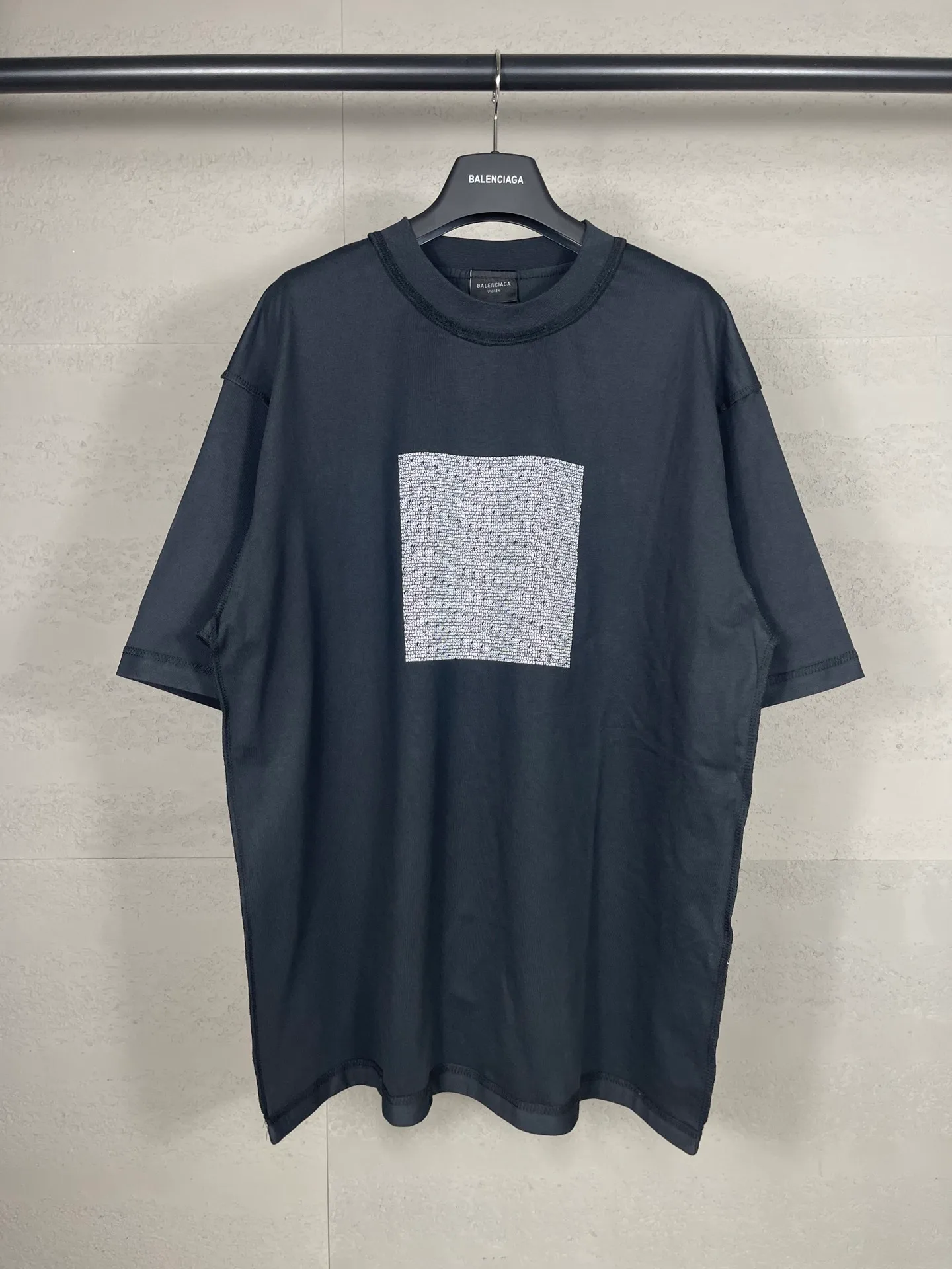 🅿️174 Actual pictures [Top version. Official website quality] BALENCI*GA/Paris AI GENERATED series new T-shirt #2024 new style. The reverse stitching design is full of sense. The small English is arranged on the front and back of the printed short-sleeved T-shirt. Attention‼ ️This original version is made of reverse stitching. It is the normal practice in the Jubie market. #2024 Spring and Summer Brick Cabinet Synchronization Welcome to compare. The fabric is made of Paris ZP custom-woven and dyed cotton double yarn, with a weight of 260 grams. The cloth surface is clean. The cloth pattern is clear, soft and comfortable. The threads are dyed with no color difference. The classic letter LOGO is printed with imported environmentally friendly glue. The letters are clear and the effect is three-dimensional. Restore the brick cabinet, adopt OS loose shoulder style. Same style for men and women. Code: BL223057 Color: black blue Size: XS to L