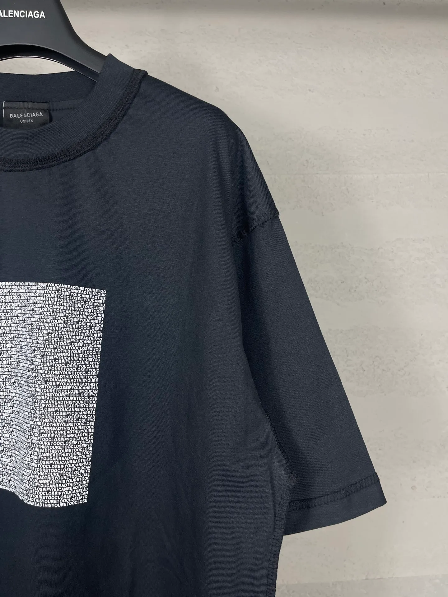 🅿️174 Actual pictures [Top version. Official website quality] BALENCI*GA/Paris AI GENERATED series new T-shirt #2024 new style. The reverse stitching design is full of sense. The small English is arranged on the front and back of the printed short-sleeved T-shirt. Attention‼ ️This original version is made of reverse stitching. It is the normal practice in the Jubie market. #2024 Spring and Summer Brick Cabinet Synchronization Welcome to compare. The fabric is made of Paris ZP custom-woven and dyed cotton double yarn, with a weight of 260 grams. The cloth surface is clean. The cloth pattern is clear, soft and comfortable. The threads are dyed with no color difference. The classic letter LOGO is printed with imported environmentally friendly glue. The letters are clear and the effect is three-dimensional. Restore the brick cabinet, adopt OS loose shoulder style. Same style for men and women. Code: BL223057 Color: black blue Size: XS to L