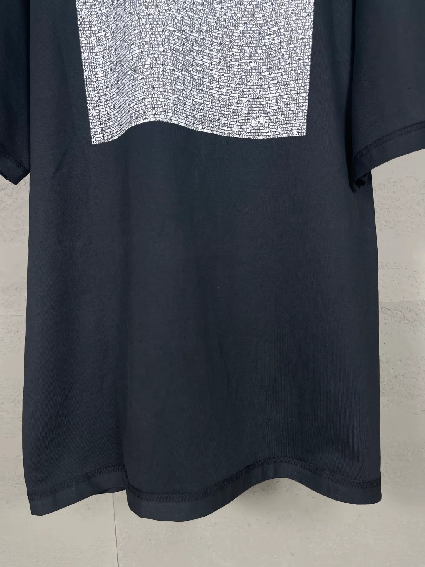 🅿️174 Actual pictures [Top version. Official website quality] BALENCI*GA/Paris AI GENERATED series new T-shirt #2024 new style. The reverse stitching design is full of sense. The small English is arranged on the front and back of the printed short-sleeved T-shirt. Attention‼ ️This original version is made of reverse stitching. It is the normal practice in the Jubie market. #2024 Spring and Summer Brick Cabinet Synchronization Welcome to compare. The fabric is made of Paris ZP custom-woven and dyed cotton double yarn, with a weight of 260 grams. The cloth surface is clean. The cloth pattern is clear, soft and comfortable. The threads are dyed with no color difference. The classic letter LOGO is printed with imported environmentally friendly glue. The letters are clear and the effect is three-dimensional. Restore the brick cabinet, adopt OS loose shoulder style. Same style for men and women. Code: BL223057 Color: black blue Size: XS to L