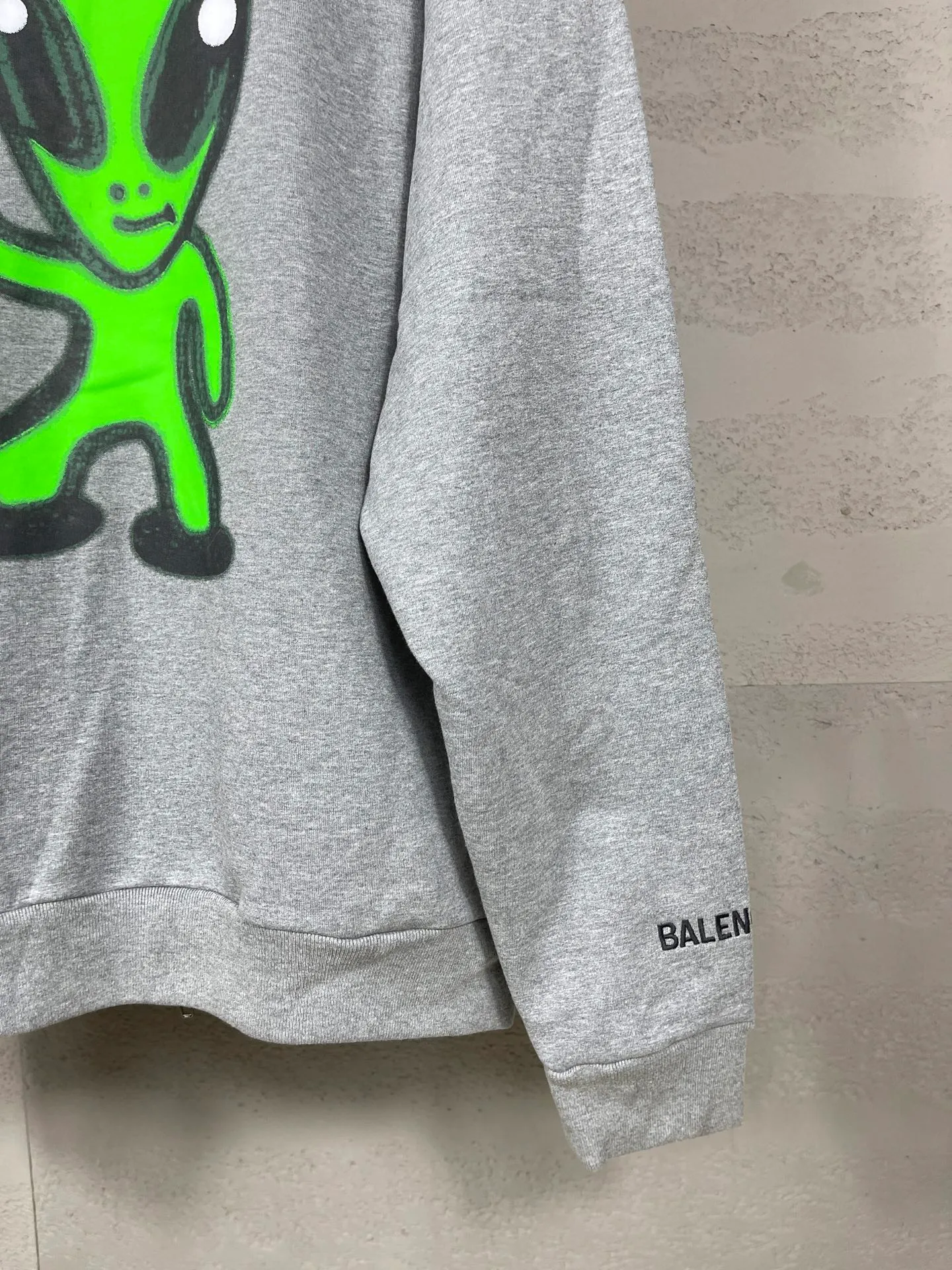 🅿️390 real photos [Top version. Official website quality] BALENCI*GA/25 new model. The front of the alien is directly printed with hithg there+dripley art work + luminous effect. The alien is printed on the front and the smiley face is printed on the back. The right sleeve is embroidered with letters LOGO. Zipper cardigan hooded sweatshirt SS25 latest model. Research and development at the first time, different market currencies. Comparisons welcome. The fabric is made of Paris ZP custom-woven and dyed cotton sweatshirt, with a weight of 2460 grams. The cloth surface is clean. The cloth pattern is clear, soft and comfortable. The threads are dyed with no color difference. The printing uses computer direct printing + luminous effect. Jubie market currency. Welcome to compare. The version adopts OS loose shoulder design. Same style for men and women. Code: BL259906 Color: off-white, black, floral gray Size: XS S M L