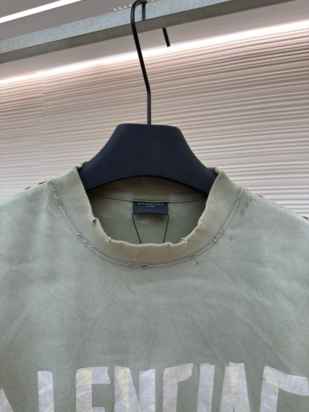Balenciaga Masking Tape Short Sleeves ●Authentic product: Purchased and developed by 2909 ●Item No.: 1680274-A35 ●Fabric: Ribbed process ●Technology: Washed and brushed ●Version: Fitted version ●Weight: about 370 grams ●Size: 1-2-3-4 ●Description: The sleeves and hem are worn with a frayed effect. The lining is clean, no ends, no excess edges. The shoulders are frayed and the stitching is straight. Three-needle and five-thread craftsmanship. The shoulders are lined with taping. The fabric is made of distressed washed and brushed technology. The collar is designed with frayed holes. The ribbed fabric is custom-woven and dyed. The color is consistent and there is no color difference. Masking tape letters are used on the chest. The overall process of heavy craftsmanship. The washed fabric is comfortable and soft. The effect is worn and washed. The letters on the back are manually counter-positioned and shaped with a hot plate for glue printing. The overall wiring is straight and delicate, the fabric is comfortable and soft, and the color is consistent without color difference. It can be matched with the same style to create a fashionable look and control various occasions. Customized accessories, complete with three standards, same style for men and women!