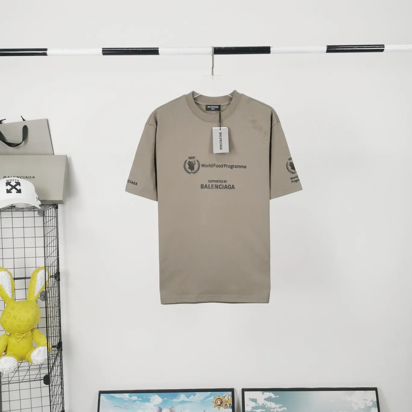 [New] Top version Balenciaga 22SS new WFP World Food Agency male and female couple star same style short-sleeved T-shirt. The fabric is made of 32S 280g double yarn pure cotton fabric. It does not pill and feels very good. It has been printed and dressed up dozens of times in order to achieve a 1:1 effect. All imported slurries are used. Proportional foaming powder is added to the slurry to foam at high temperatures. The printing convex effect is very good, and the powder does not fall off and does not break. Washable and environmentally friendly printing on the front and back panels. The entire printing process takes a long time. The hem and cuffs are all customized threads. There is no error in dyeing in the same vat. The workmanship is perfect. The accessories are all customized. This year's hot trend in the market. Many Internet celebrity tops. Very trendy. Same style for men and women. OverSzie version. Color: black, white, dark khaki, fluorescent green. Size: XS-L P:270