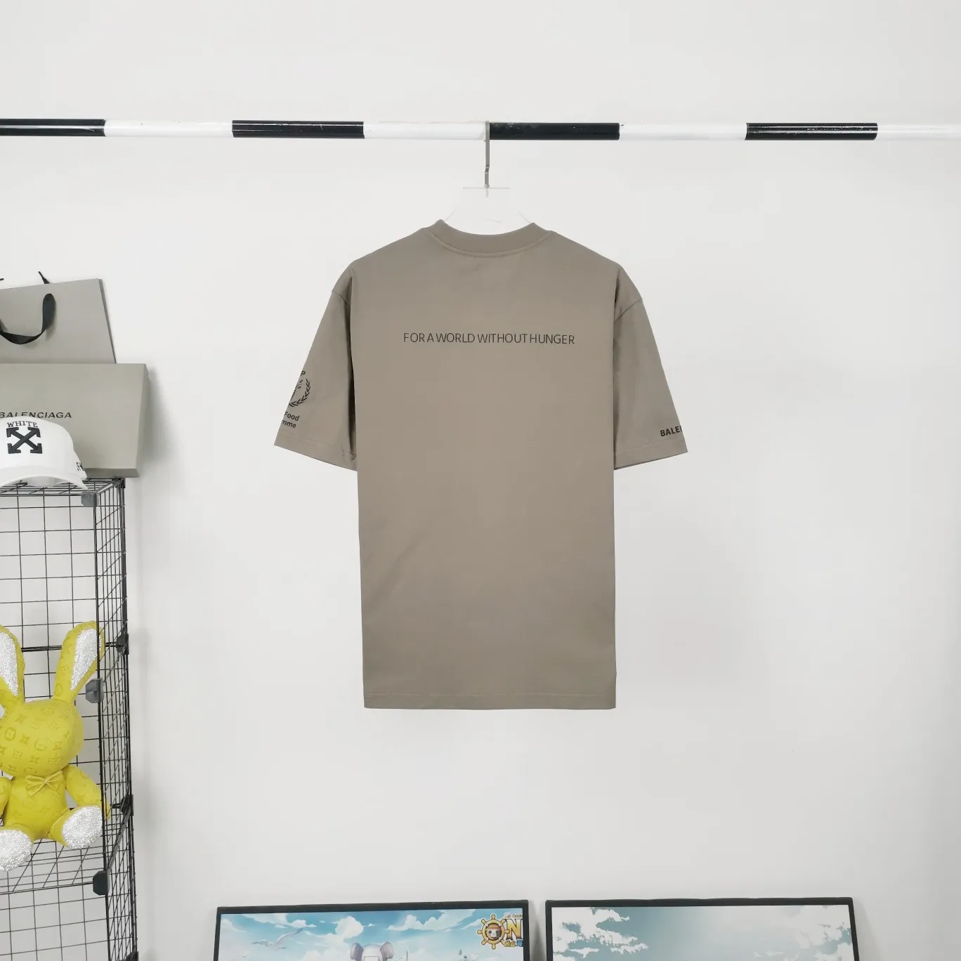 [New] Top version Balenciaga 22SS new WFP World Food Agency male and female couple star same style short-sleeved T-shirt. The fabric is made of 32S 280g double yarn pure cotton fabric. It does not pill and feels very good. It has been printed and dressed up dozens of times in order to achieve a 1:1 effect. All imported slurries are used. Proportional foaming powder is added to the slurry to foam at high temperatures. The printing convex effect is very good, and the powder does not fall off and does not break. Washable and environmentally friendly printing on the front and back panels. The entire printing process takes a long time. The hem and cuffs are all customized threads. There is no error in dyeing in the same vat. The workmanship is perfect. The accessories are all customized. This year's hot trend in the market. Many Internet celebrity tops. Very trendy. Same style for men and women. OverSzie version. Color: black, white, dark khaki, fluorescent green. Size: XS-L P:270