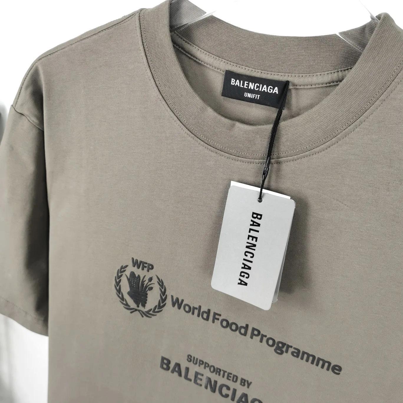 [New] Top version Balenciaga 22SS new WFP World Food Agency male and female couple star same style short-sleeved T-shirt. The fabric is made of 32S 280g double yarn pure cotton fabric. It does not pill and feels very good. It has been printed and dressed up dozens of times in order to achieve a 1:1 effect. All imported slurries are used. Proportional foaming powder is added to the slurry to foam at high temperatures. The printing convex effect is very good, and the powder does not fall off and does not break. Washable and environmentally friendly printing on the front and back panels. The entire printing process takes a long time. The hem and cuffs are all customized threads. There is no error in dyeing in the same vat. The workmanship is perfect. The accessories are all customized. This year's hot trend in the market. Many Internet celebrity tops. Very trendy. Same style for men and women. OverSzie version. Color: black, white, dark khaki, fluorescent green. Size: XS-L P:270